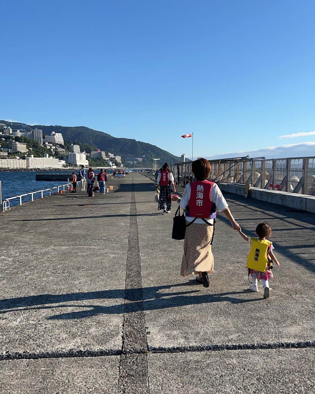 音花ゆりのインスタグラム：「. . 熱海に行った時…  朝イチ海釣りへ。 お魚の影はたくさん見えるのに、結局1匹も釣れず… 撒き餌を手伝ってもらった娘は後日、"お魚さんにご飯あげたの"と話していました😂うん。間違っていない…  昔懐かしいお店では、これなんていうの？ピンボール？ 気合いも力も無く、ましてや全然集中もしていないのに、3列揃えてくる人😂なんでやねん。とめっちゃツッコミました💦 景品でもらったマグカップ、大事にしようね😊  熱海、すんごく久々に行きましたが、海も綺麗でのんびりしてて、温泉も最高で…またすぐにでも行きたい✨✨✨  #熱海　#海釣り　#温泉　#子連れ旅　#2歳　#女の子」