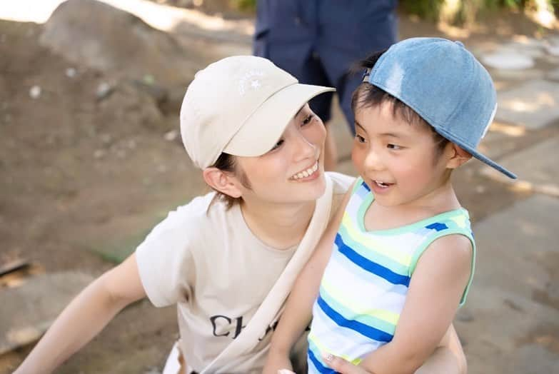 藤田志穂のインスタグラム：「これまた夏の思い出☀️ ・ 息子オンリーの写真の方が素敵なんだけど。。。 ・ 一緒の写真が嬉しいので前に持ってきてしまった投稿🤣 ・ 真夏日で、私は色々とボロボロ🙄 ・ それでも息子との写真は貴重過ぎる🥹🙏 ・ カメラ嫌いな息子が、こんな様々な表情をするなんて😳 ・ @ny_39_reve  流石プロは違います👏 ・ 素敵な写真、有り難うございました☺️🙏✨ ・ #息子時間 #夏の思い出 #鯉のエサやり #好き過ぎて #永遠とエサやり 🤣 #トマト持って #ドヤってるけど #トマト食べません 😤」