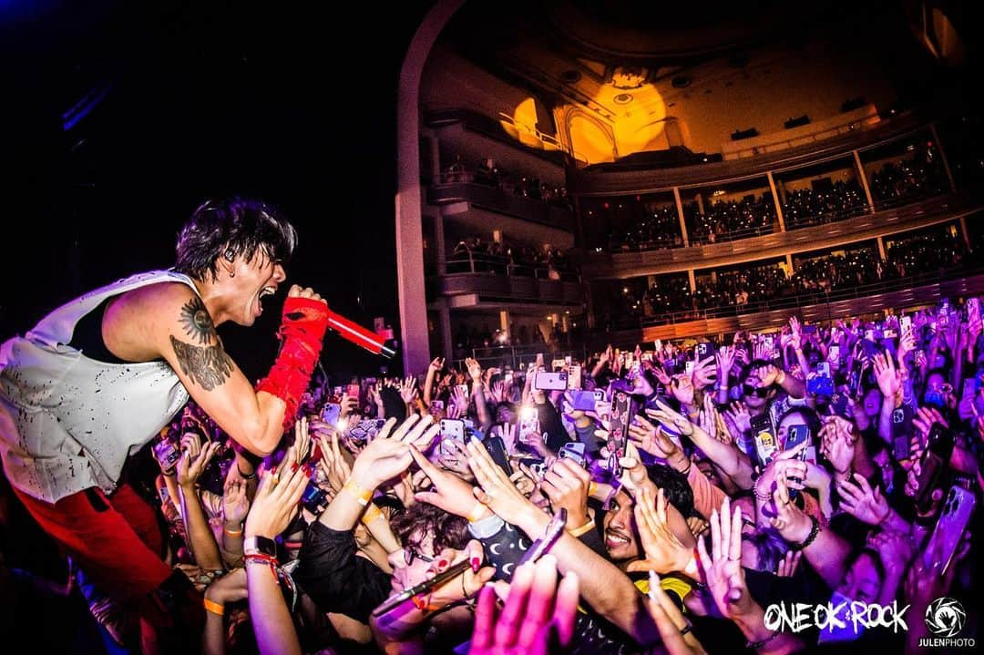 Julen Esteban-Pretelさんのインスタグラム写真 - (Julen Esteban-PretelInstagram)「The crowd was on fire yesterday at @oneokrockofficial show in NYC. Taka felt that up close when he sang from the barrier during “The beginning”. #oneokrock #oor #LuxuryDesease #USTour #Tourdreams」10月2日 7時27分 - julenphoto