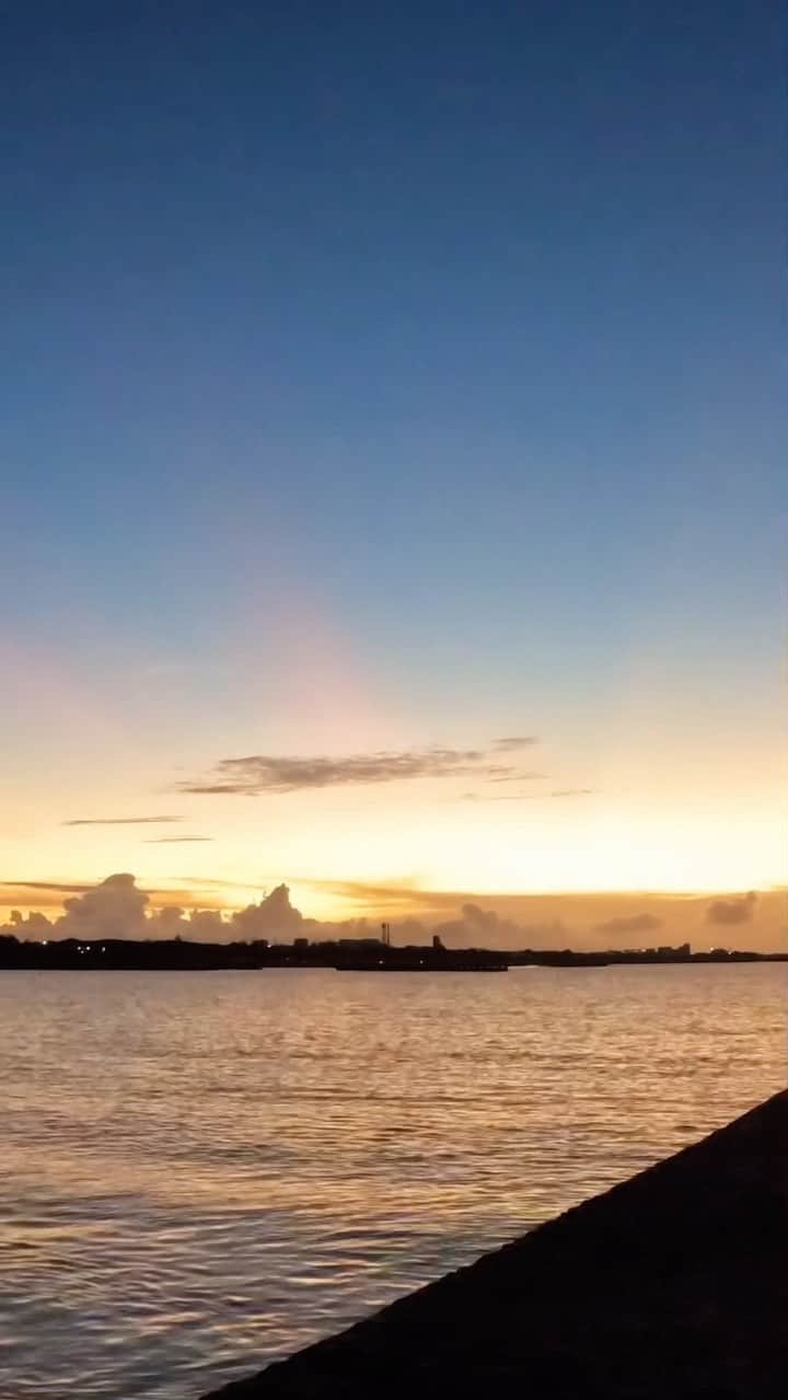 megumiのインスタグラム：「SUNSET TIMELAPSE 最後の空がふわっと明るくなる瞬間が好き💙  #timelapse  #sunset  #sunsettimelapse  #与論島  #与論 #yoron  #yoronisland  #instagramjapan  #japantravel #japantrip  #japan #djiom5 #dji #goprotraveljapan  #goproのある生活  #gopro #旅行好きな人と繋がりたい  #travel  #travelphotography  #travelgram  #離島旅行  #離島」