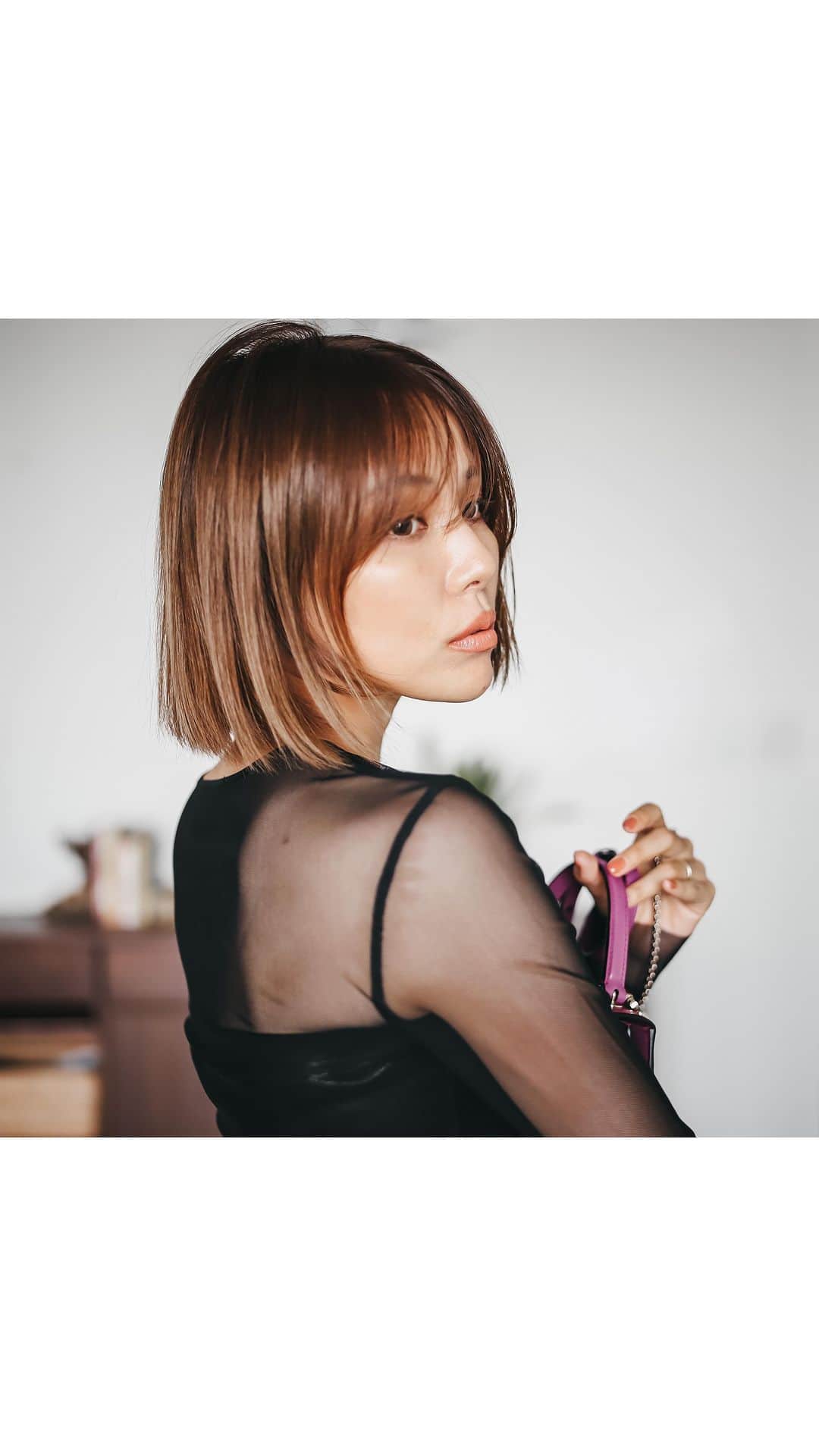 小松あやのインスタグラム：「. New hair 💇🏻‍♀️ by @abbeyken  　 気づいたら２か月放置してました。 　 ケンさんのカット、全然崩れてこないし、 長く保つからコスパ良過ぎて最高なんだけど、 こういう私みたいな客ばっかりだったら 会社的には大丈夫なのかな🥺← 　 っていう余計なお世話をやきたくなるぐらい ほんとーーに美しいシルエットのまま保ってくれます🙏 　 前回の切りっぱなし風ボブが気に入ったので、 今回もリピート🫶🏽セットが秒&オシャレ見え🥹 もうちょっとこのまま伸ばします𓂃𓈒𓏸 　 #30代ヘアスタイル #ヘアカット #ヘアサロン #美容院 #大人かわいいヘア #ボブヘア #ショートボブ #切りっぱなしボブ #韓国ヘア #ボブスタイル」