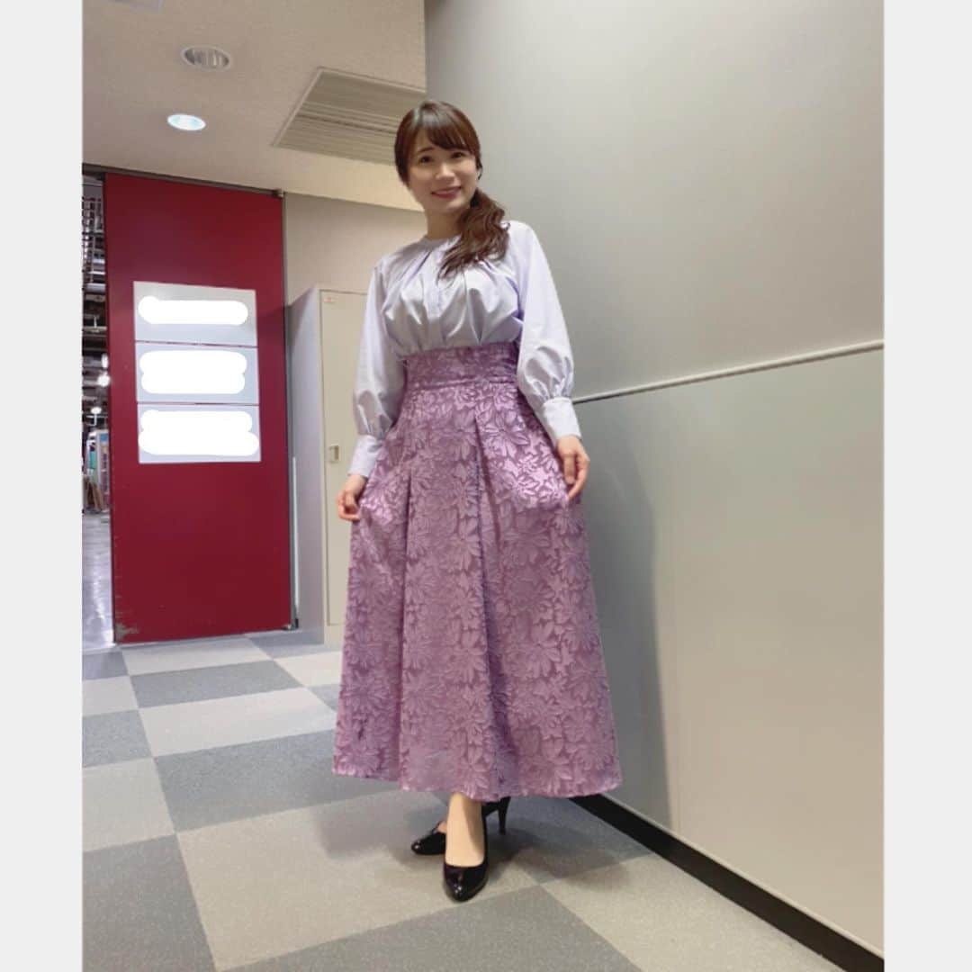 のインスタグラム：「最近、ラベンダー色が好きすぎて。  部屋のカーテンもラベンダー色です。 衣装スカート #cohina  #Nスタ」