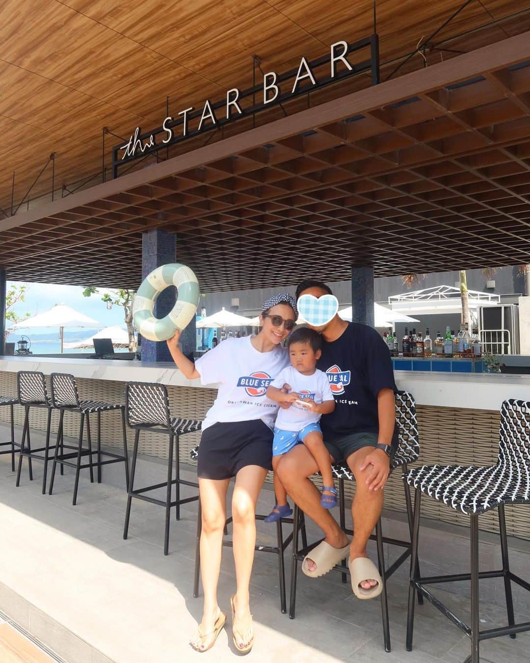 Mai Wakimizuのインスタグラム：「BLUE SEALのTシャツ買っちゃった＼(^o^)／ちなみにお揃いをリクエストしたのは私ではなく主人。笑 メンズ2人が黒すぎて私が白く見える。笑  #2歳2ヶ月#2歳男の子#男の子ママ #家族旅行#石垣島#沖縄#フサキビーチリゾート」