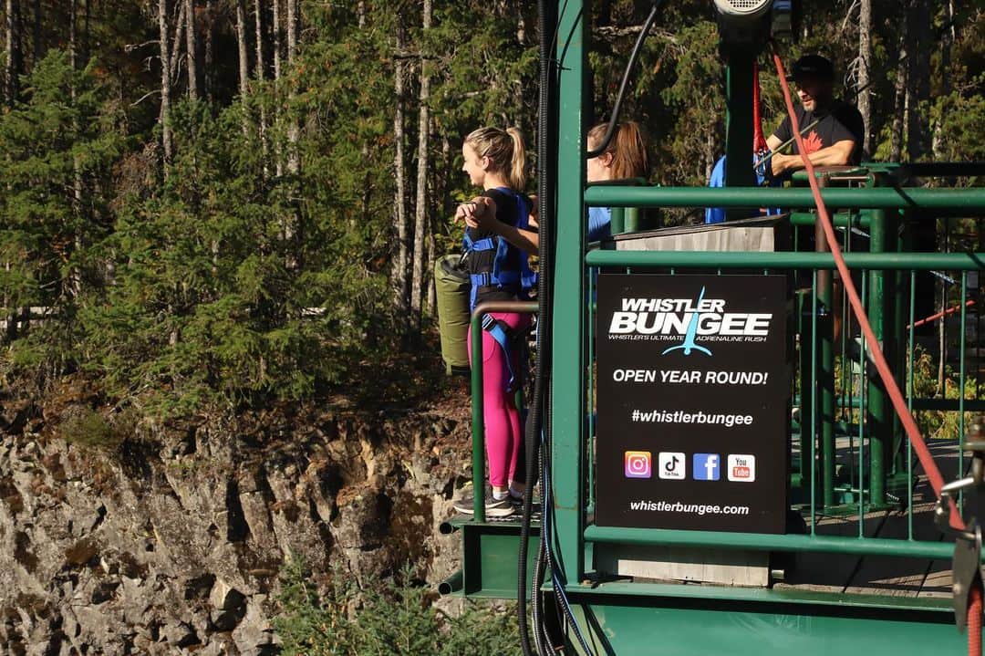 ヴェロニク・マレさんのインスタグラム写真 - (ヴェロニク・マレInstagram)「We did it 🤩⛰ #bungeejumping #bungeewhistler」10月2日 9時00分 - veronikmallet