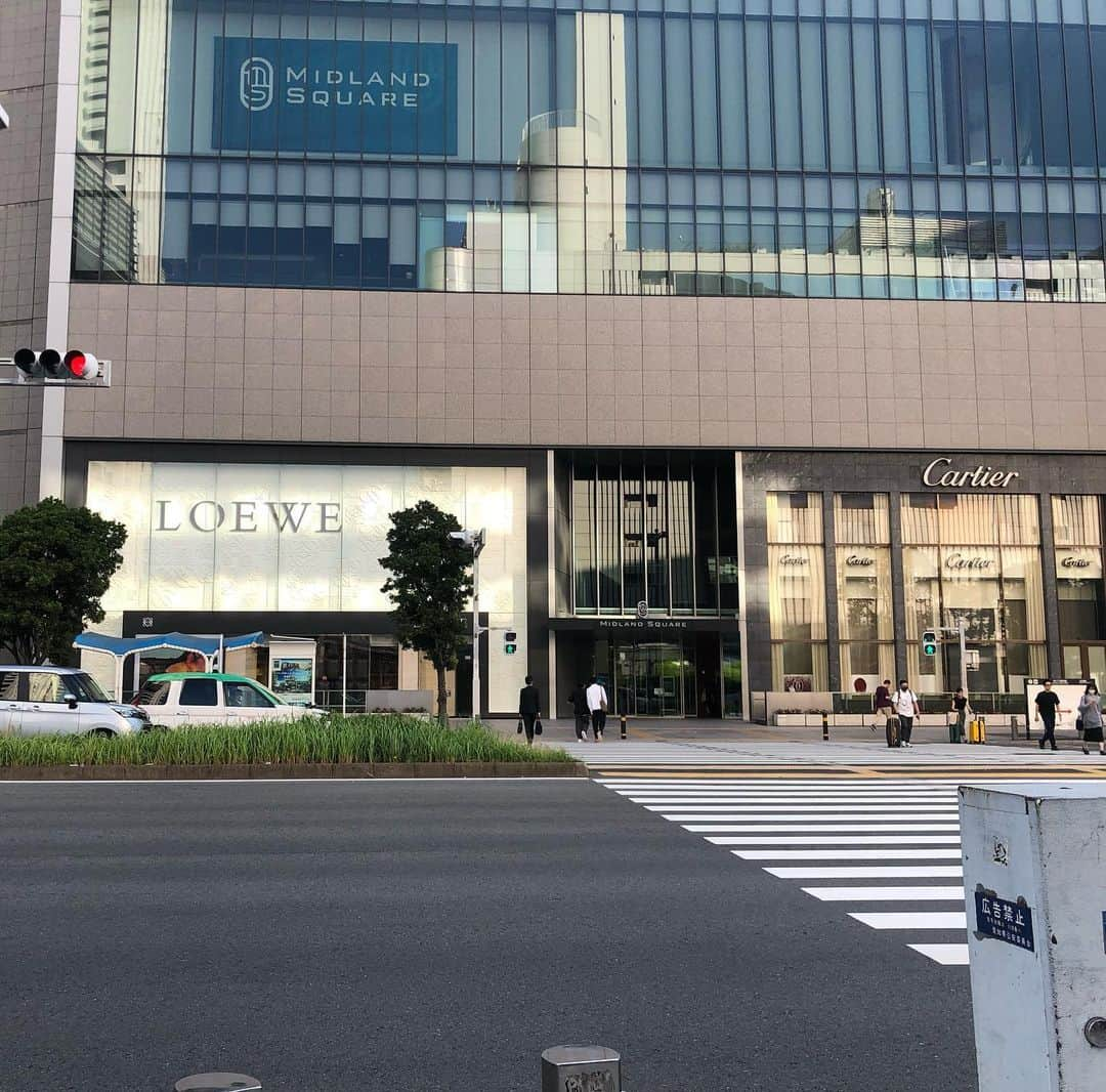 中西麻耶さんのインスタグラム写真 - (中西麻耶Instagram)「名古屋駅に向かうまでホテルから歩いて4分ですよとフロントで教えてもらったので、それくらいなら散歩がてら歩こうと思い駅と思われる方向に…私の嗅覚を頼って歩いた結果…20分かかりました。原因は不明です。  でもお陰で素敵なコラボを見れました。 #loewe and #cartier 改めて私はとても貴重な体験をさせて頂いたんだな〜と朝から染み染み。  大きな松ぼっくりも発見してとても有意義な名古屋になりました😊」10月2日 9時22分 - mayanakanishi