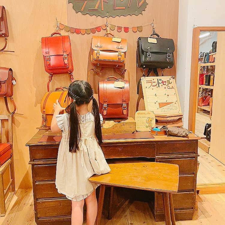 のインスタグラム：「🎒ランドセル🎒  やっと先月注文してきました✨  春休み明け、すでにランドセル購入している子もいたり、ラン活中だったり！ 早く買わないとどんどん売り切れちゃうらしいよ！と聞き、 ちょっと焦りながらヘルツ本店へ訪れたのは4月のこと。  ヘルツのランドセルは、汐が年少さんだった頃くらいから決めていました。 オーダーしてから一点一点店内にある工房で手作りしているヘルツの商品👜✨ どうやら売り切れるとかはないらしく4月に注文すると夏前には家に届いてしまうとの事で、夏頃にまた注文しに来るんでも大丈夫ですよ！と店員さんに教えてもらい、あれから数ヶ月が過ぎ… 忘れそうだった9月末、また焦りながらお店へ行き🤣 無事オーダーしてきました。  汐が背負ってるレッドも、可愛いなぁと迷ったけどレッドは洋服に色が付きやすいらしく🩸 いちばん色移りしにくいキャメルにしました。 いや、色ってホント迷うけど迷ってるフリして実は心の中では決まってる時ない？ だから、レッドを選べない理由が明確にあってよかった🤣 そう、キャメルにする！って絶対決めてた😍  とりあえず6年間背負う物だし、これだけは娘の意見を聞かず決めるつもりだったけど散々ピンクのランドセルがいいと言っていた汐もお店で実際背負ってみて気に入ってくれたみたいなのでよかったよかった。  届くの楽しみだね🎒♡  @herz_bag   #herzランドセル #ランドセル #ラン活 #herz」