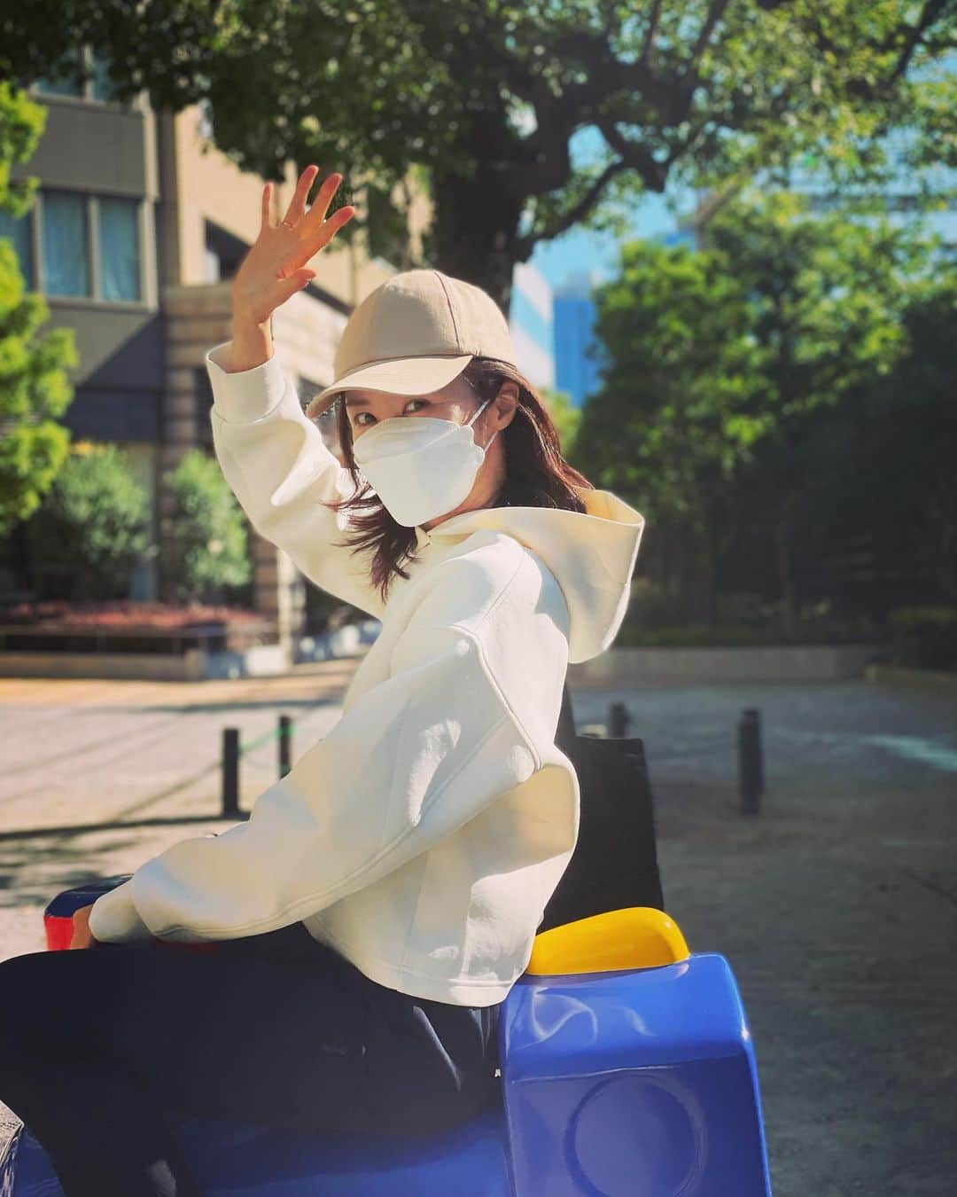 山口もえさんのインスタグラム写真 - (山口もえInstagram)「・  今日は朝1番に次女と公園へ 次女に写真をお願いしたら撮ってくれたよ📸 もう10月だからと長袖にしたらめっちゃ暑かった。笑 明日からのラジオ📻今からドキドキしてます💓 初回はギャル曽根ちゃんが遊びに来てくれます！！ リスナーの皆さまからのメール、ツイート ご意見ご感想何でもお待ちしております♪ よろしくお願い致します🥺  NHKラジオ第1「らじるラボ」 毎週月曜8:30〜11:50 10月3日(月）8:30〜スタートです  #秋晴れ #公園 #公園コーデ #朝 #朝一番はもちろん #すっぴん  #服装は動きやすくて洗濯機でガシャガシャ洗えるもの👏 #💓」10月2日 16時30分 - moe_yamaguchi0611