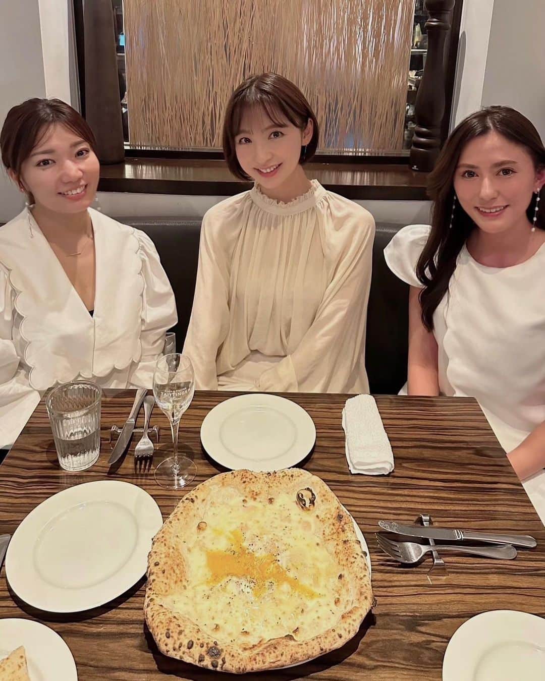 篠田麻里子のインスタグラム：「福岡糸島の中学同級生のなみちゃん @naminono0625  とありぴと @aricherababy  3人で🍕  ピザの主張が凄すぎる件🥹☝️✨  食欲の秋🍁だね  お仕事のアドバイスも頂き🫶🏻感謝です  #ピザ#師匠達」