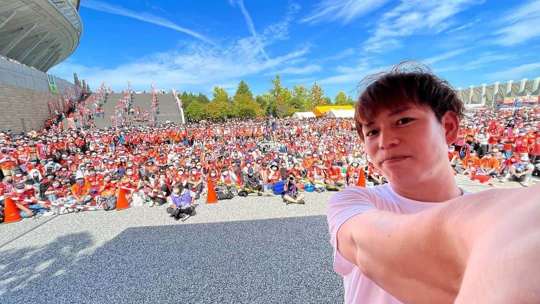 石田太志のインスタグラム：「I performed footbag at @albirex_niigata_official!  【1年振りにアルビレックス新潟の試合前イベントでパフォーマンス！】 9月25日(日)にデンカビッグスワンスタジアムで行われたアルビレックス新潟VS大宮アルディージャの試合前イベントにてフットバッグパフォーマンスを行わせて頂きました！ ㅤ 当日までにTwitterでもアルビレックス新潟公式やサポーターの方々とも盛り上がりを見せ、現在J2リーグで首位を走っているチームなので昨年よりも圧倒的に来場者が多かったです！ ㅤ 会場ではサポーターの方々がとても温かく、「今年も楽しみに見に来た」と仰って頂いたサポーターの方々もいらっしゃり気持ちよくパフォーマンスを行うことができました。 ㅤ パフォーマンス後は試合も観戦させて頂き見事勝利！僕がパフォーマンスした日に負けなくて良かったです😂ㅤ ㅤ ㅤ今回のパフォーマンスをきっかけにスタジアムの待ち時間でフットバッグを遊んでくれている光景が見れるようになると最高です。 ㅤ ご覧頂いた皆様、再びイベントに採用頂いたアルビレックス新潟関係者の皆様ありがとうございました！  #footbag #worldchampion #performance #iphone13mini  #camera #albirex #albirexniigata #フットバッグ #世界一 #パフォーマンス #アルビレックス新潟 #デンカビッグスワンスタジアム」