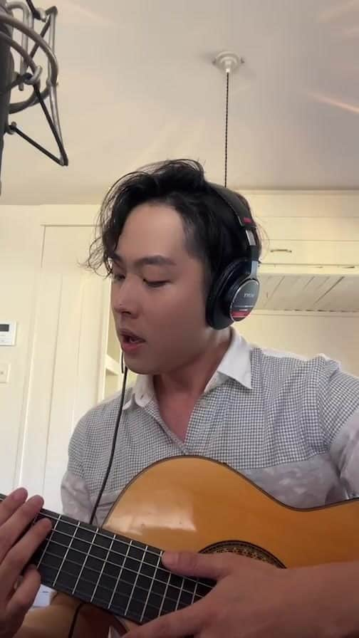 エリック･フクサキのインスタグラム：「Encuentro de Otoño y Primavera ♡ 春秋の出会い - IG Live Show   Si gustas puedes compartit este video 🌈👪  🌸🍂  @ericfukusaki  @di.cosmo.ib #vamosfamilia #musica #lamalditaprimavera  #baladas #jpop」