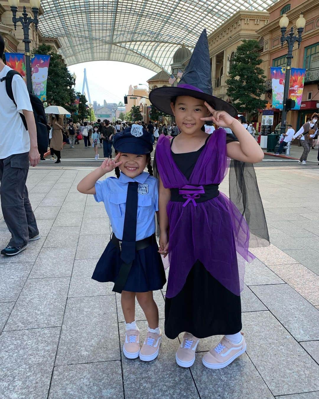のインスタグラム：「🏰🔮🍭🍫👮🏻‍♀️🧟‍♀️🎃👻 ⁑ ⁑ きゃわたん💙💜💙💜 ⁑ ⁑ #ユニバ #USJ #ホラーナイト #ハロウィン #年パスのある暮らし #ユニバは庭」