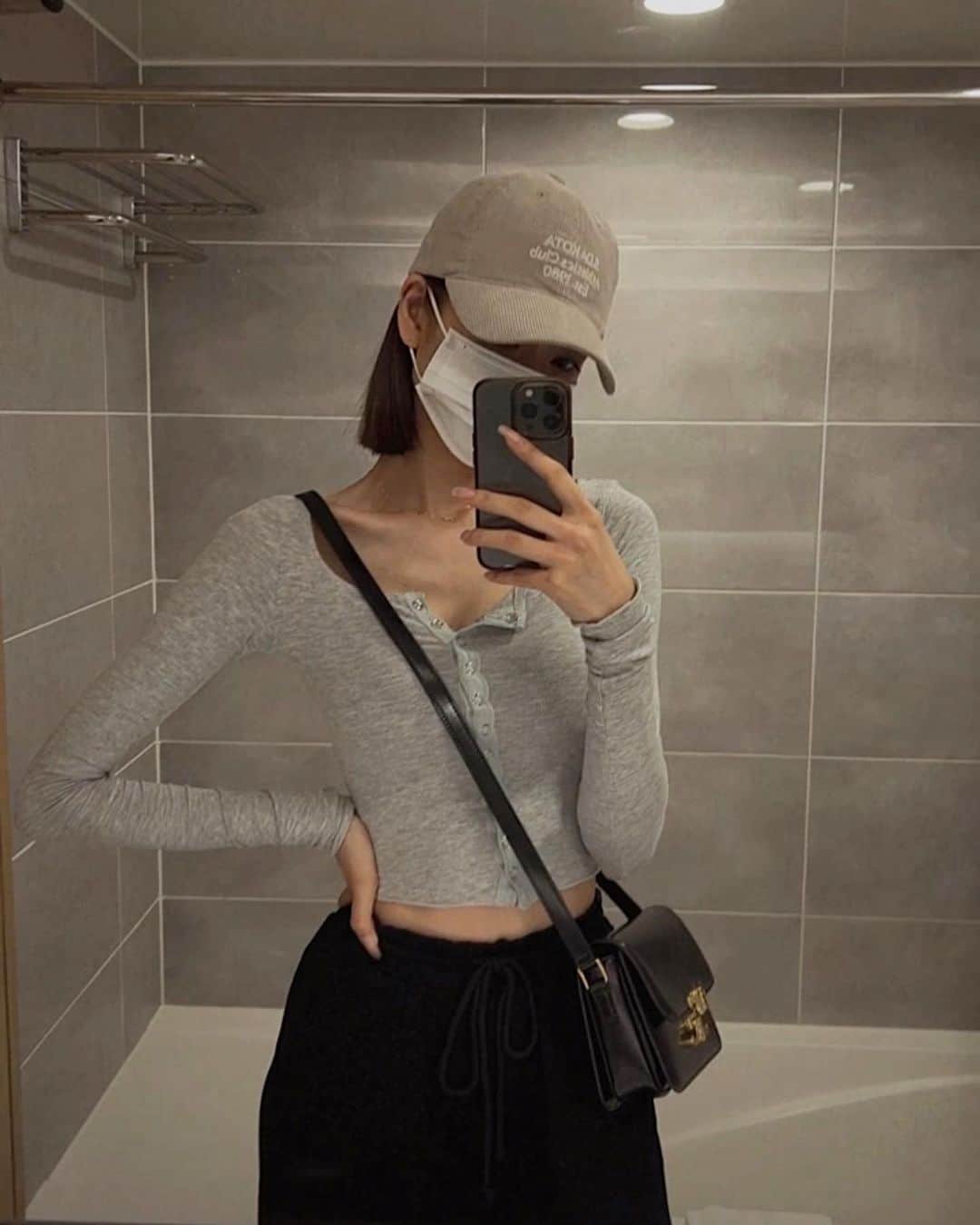 渡邉みさきのインスタグラム：「. 質問頂いてた この時のトップスもスウェットも @shein_japan  です🤍  帽子は韓国でふらっと入った お店で買いました🫢」
