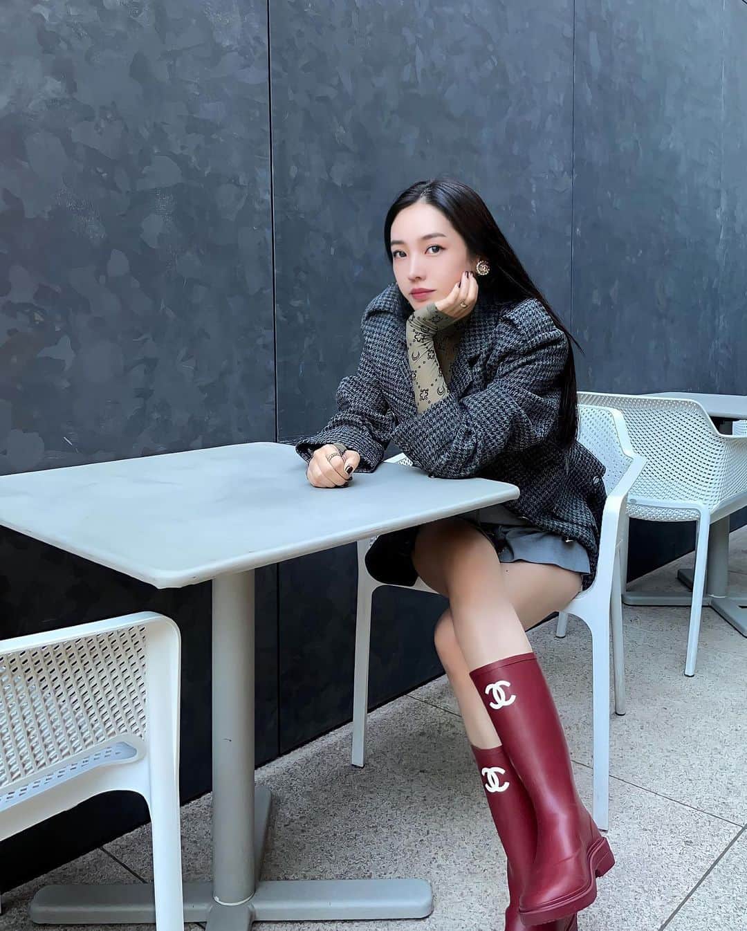megbabyのインスタグラム：「🍂🍁 10月ですね🐿️  昨日はみなさまからのたくさんのあたたかいお言葉に心がぎゅーとしめつけられパワーを頂けました🤝 ありがとうございます😭  頂いたパワーの恩返しができるよう10月もどんなに眠くてもおかあちゃんは休んでられない‼️ 愛する息子のため、 愛するMEGOODのため、 愛するみんなのために、 愛たっぷりフルパワー全開でいきます🦾❤️‍🔥  そして明日は...❤️‍🔥」
