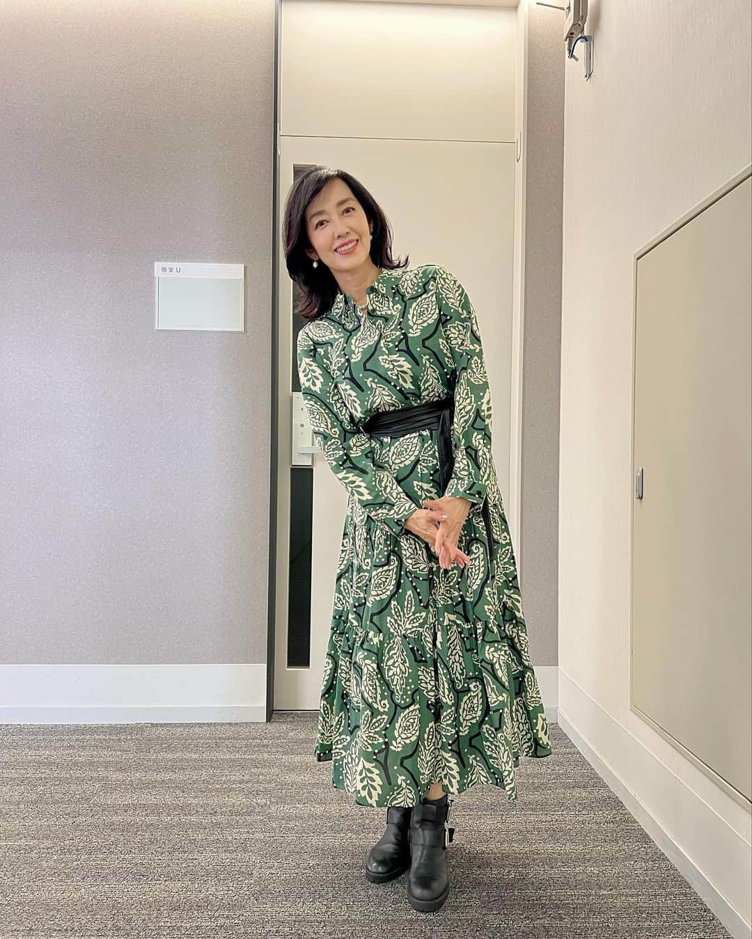 のインスタグラム：「Fall fashion Paisley printed dress  The yellow cardigan gives it a 80’s vibe🎶  #fall #fashion #dress #onepiece #paisley #ワンピース #秋 #秋ファッション」