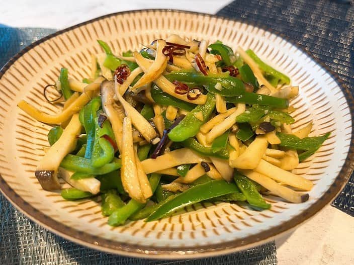 のインスタグラム：「最近の滝家は野菜たっぷりご飯🫑🥬🥒 何故こんなにお野菜が充実しているのかは火曜日のヒルナンデスで📺 ⁡ 1枚目はピリ辛の無限ピーマンwithエリンギ 作り置き用に沢山作っても全部食べてしまう... 2枚目はアスパラたっぷりのクリームパスタ 3枚目はピーマンの肉詰め、水菜&エビの白だし炒め、 きゅうりの梅おかか和え、小松菜と油揚げのお味噌汁 ⁡ それでも野菜室にはまだたっぷり野菜が🫢✨ ⁡ #ヒルナンデス️ #ごはん記録」