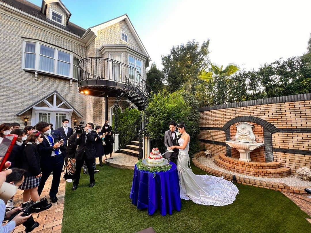 大塚美優のインスタグラム：「貸切ウェディング👰‍♀️ イギリス館のお庭でパーティーしてフランス館で後半🌻絶対ないだろーなと思ってたバラのサプライズ🌹は嬉しかった‼︎友人スピーチでは大泣きして目が😂  #wedding#アニヴェルセル大宮#結婚式#貸切#anniversaire」