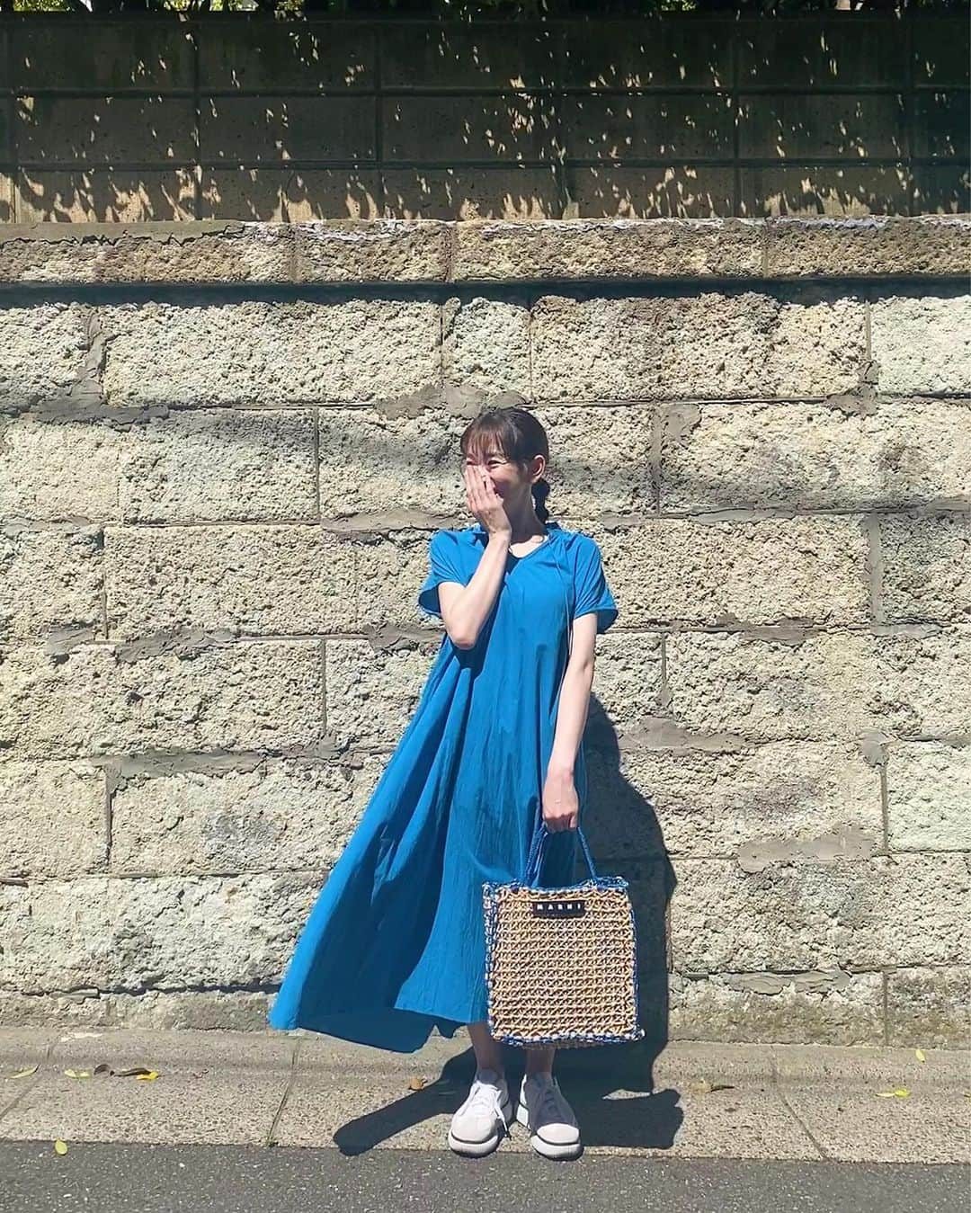 宮下かな子のインスタグラム：「💠  水色コーデです☺︎ 👗: #nanouniverse  💼: #marni  👟: #onitsukatiger   MARNIのバッグは家族からの誕生日プレゼント🥰 良い日曜日を。  photo by 次女  #ootd」