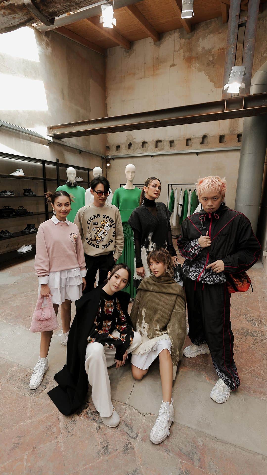 ルナ・マヤのインスタグラム：「throwback when I jumped into @onitsukatigerofficial flagship store in Milan 🇮🇹   #OnituskaTigerIndonesia #OnitsukaTigerSS23Collection」