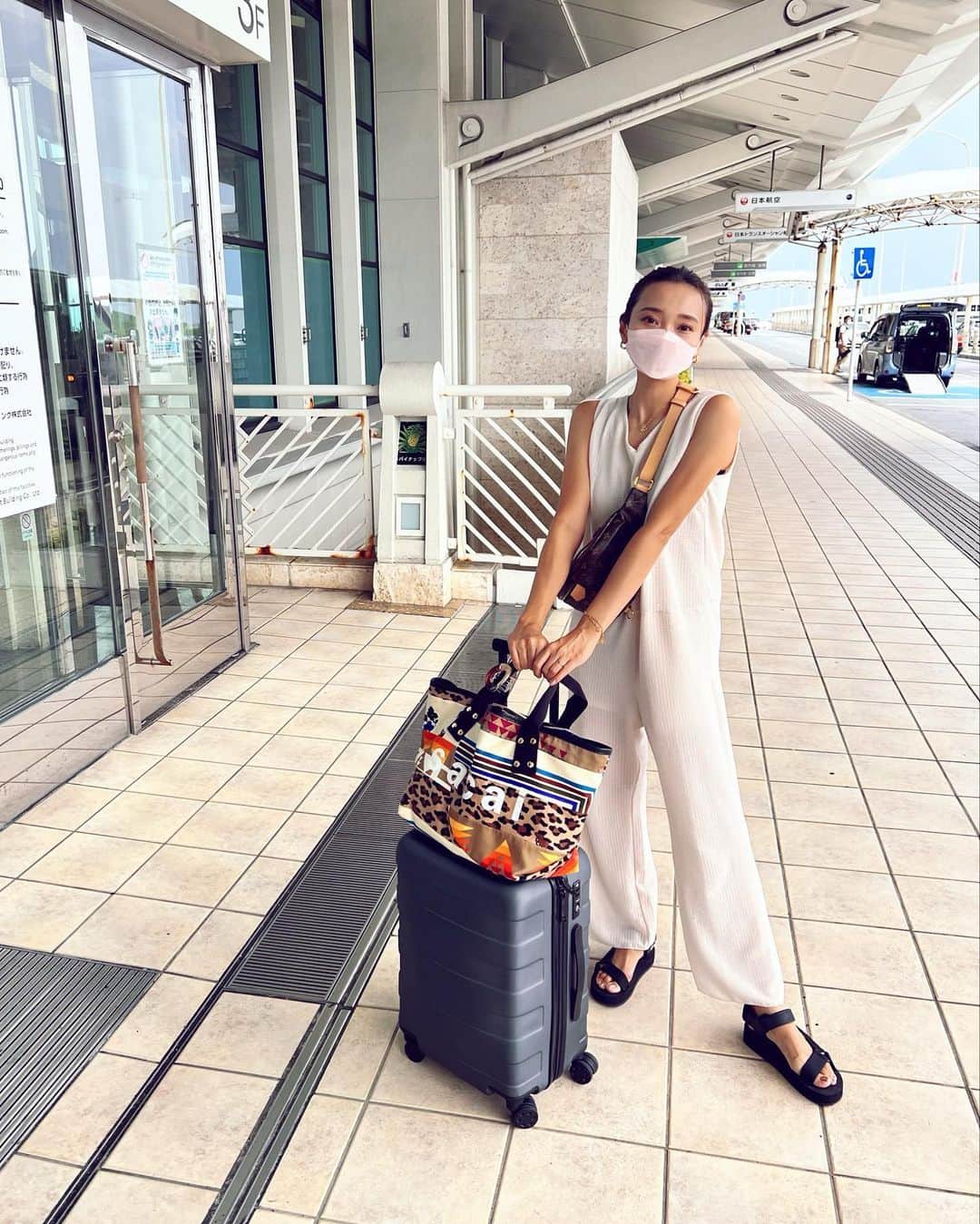 本多末奈のインスタグラム：「旅行の荷物についていくつか質問があったの載せますね🧳✈︎✈︎✈︎  私の荷物は割と少ない方だと思います🙋‍♀️ 今回は3泊4日だったのですが、飛行機なので生地の薄めなオールインワン的な楽ちんな格好を行きと帰りでと予備で3着、 ジーパンとショートパンツを1枚ずつとTシャツ、トップスは合わせて3~4枚くらい持って行ってました🦋 『そんないらないかも？』なんて思いつつもなんだかんだ使わなかったのはトップス1着くらいで結構役に立ちましたね👏✨ あ、あと薄手のシャツも持っていった！ 心配症なので一応服は予備も持って行くようにしてます🌼 トランクの上のカバンには、沖縄の子へのお土産を入れていたので帰りはほぼすっからかんでした🤷🏽‍♀️ なんで、ショルダーを手提げカバンにbag in bag👜 あとはサンダル、スニーカー、ビーチサンダル、水着などですかね👙✨  トランクは無印ので、軽いし使いやすくて海外用に大きいのもあるのですがトランクの中に収納できているのでとても使いやすく愛用しています💘 今回は余分に靴も入れてたから、もっと少なくできたかもなぁ〜😎 移動は楽な格好に限ります✈️  #沖縄 #沖縄旅行 #旅行コーデ #旅行バック #無印良品 #無印キャリー #okinawa #okinawatrip #travelbag #travelcode #sacai」