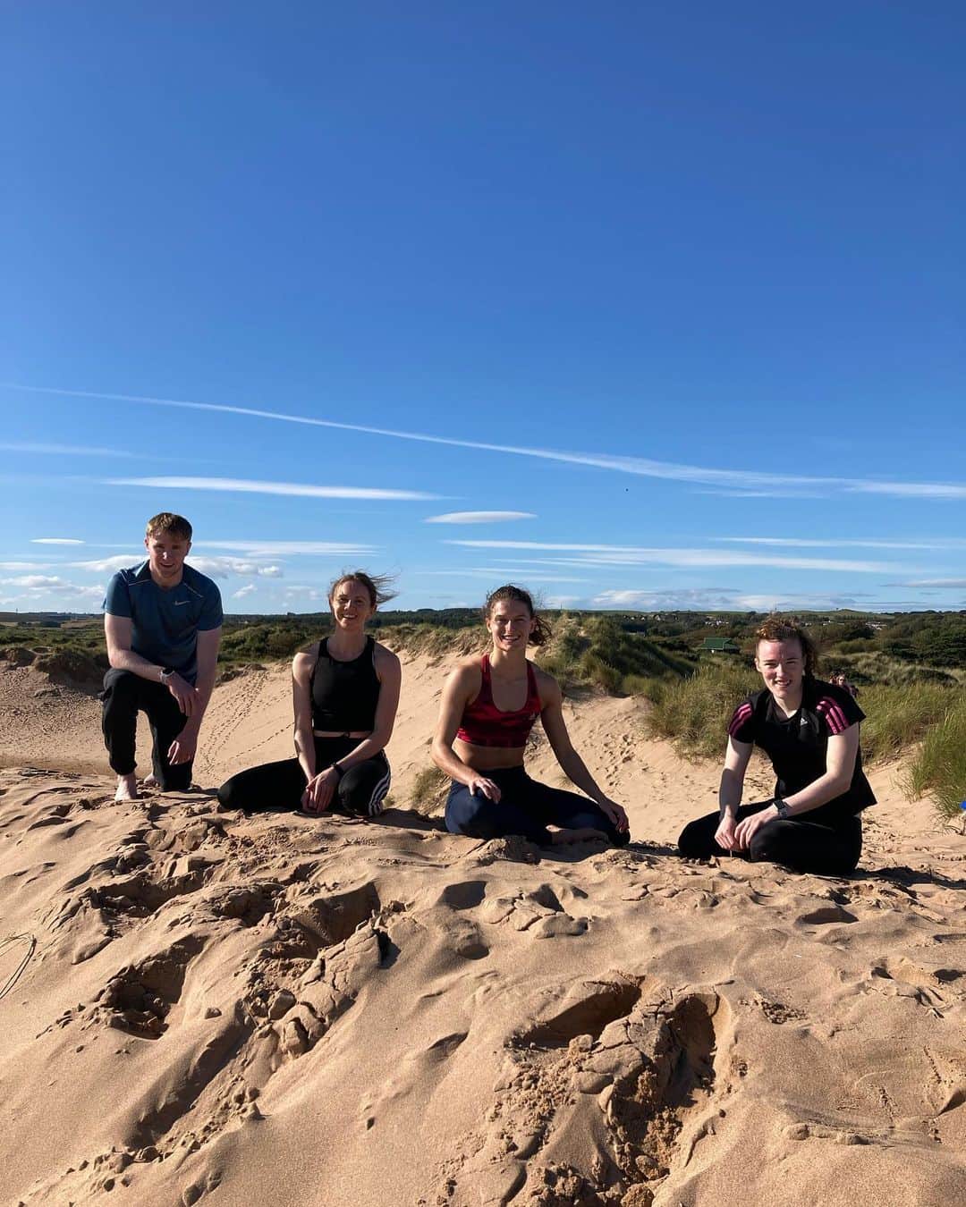 ゾーイ・クラークのインスタグラム：「Survived our first full week back at training. Tired and sore, but happy and working hard. #wintertraining #sprinter #athlete #runner #sport #sanddunes #hillsprints #hardwork」