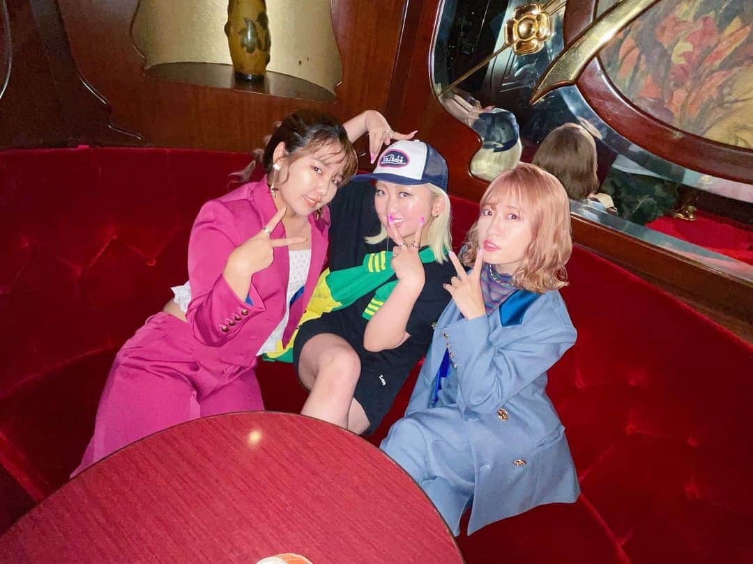 にこのインスタグラム：「この度 ZOZOTOWNのWebCMを 務めさせていただくことになりました😭✨  ダンスに挑戦してます。笑 みんなもやってみて🫣❤️  そして7年前から大好きな えりなっちさんに会えて 嬉し過ぎた...  ずっとキャーキャーいってて楽しかった😂」