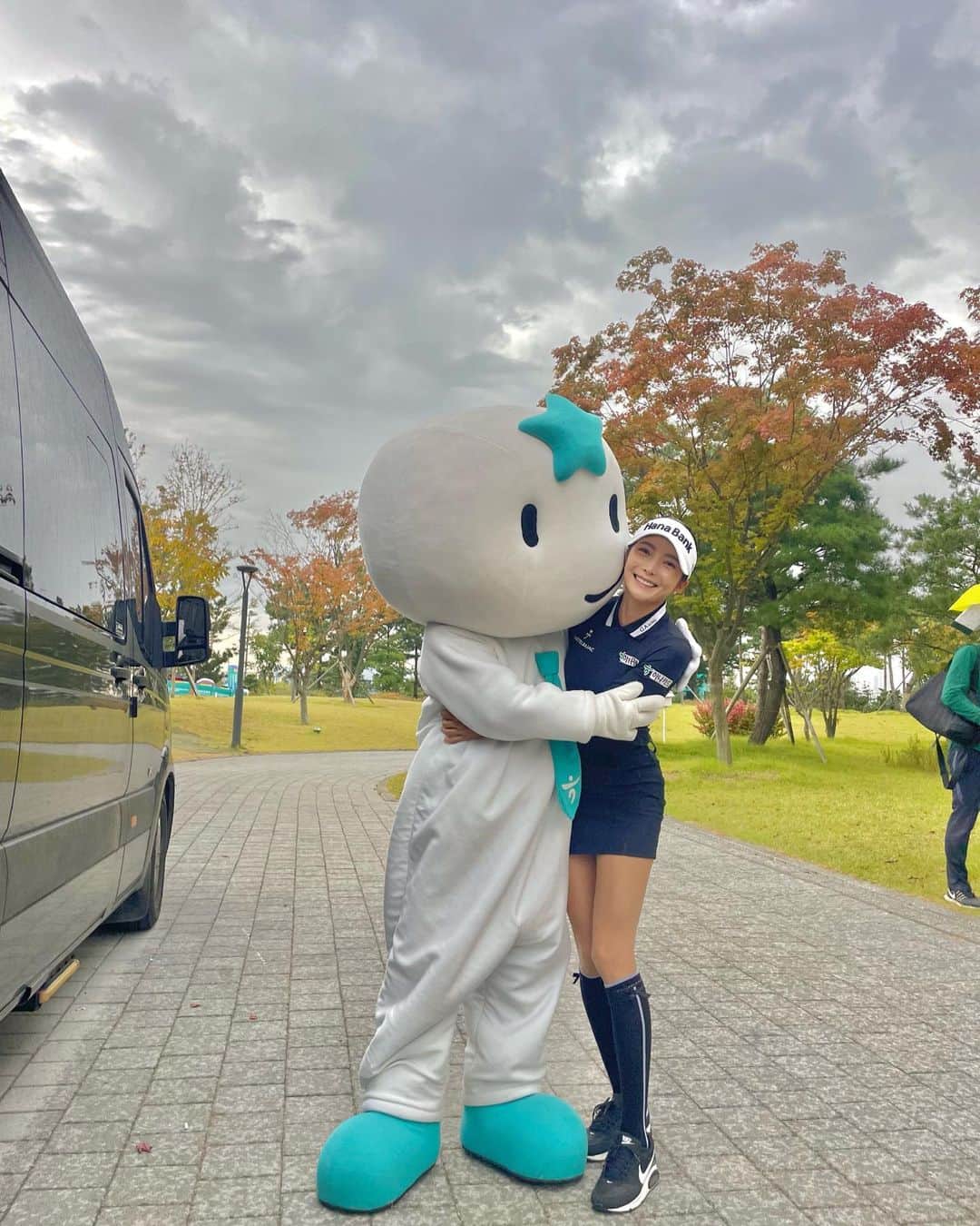 チョン・ジユのインスタグラム：「집에 데려가고 싶다 .. #별돌이 #별순이 #⭐️ #하나금융그룹 #마스코트」