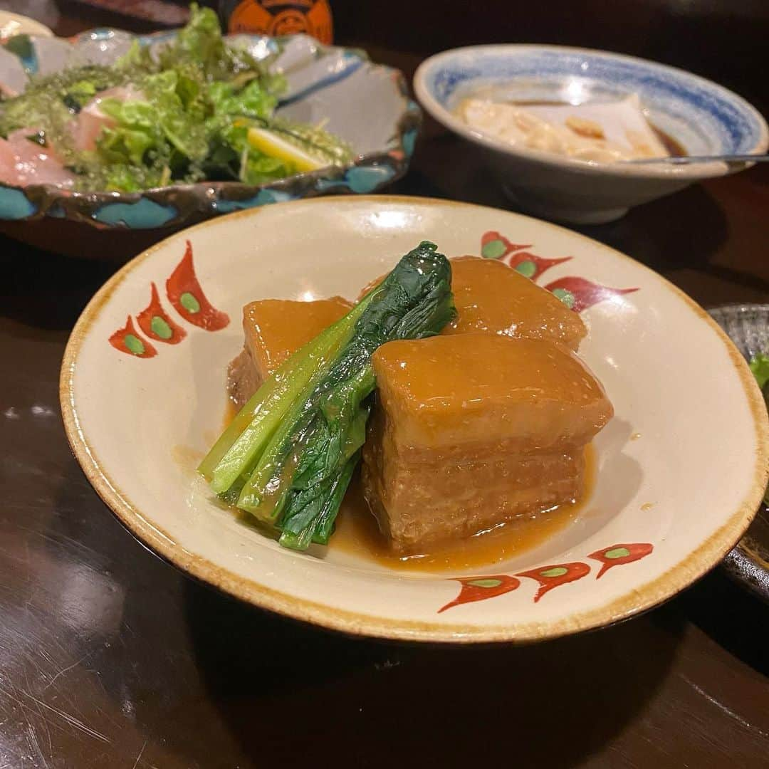 福見真紀さんのインスタグラム写真 - (福見真紀Instagram)「沖縄で食べたもの🍣🍔🍖🍜  ◼︎1-5枚目 #鮨つむぎ 🍣 つまみが7品に握りが16貫くらい出てきて大満足！！ 沖縄にたくさんお鮨屋さんができて嬉しいなぁ🥰  ◼︎6枚目 #warrensplace 🍔 今まで食べた中で一番のハンバーガーでした🥇 とにかくパティが肉肉しくて肉汁が👏  ◼︎7-8枚目 #抱瓶 🍻 沖縄に行ったら毎回行く沖縄料理居酒屋🍻 中でもラフテーとソーキがおすすめ🙋‍♀️  ◼︎9枚目 #麺家丸翔 🍜 あっさりスープでマリンスポーツの後に染みた🥺🥺  #沖縄旅行 #沖縄グルメ」10月2日 17時50分 - mak1ch1