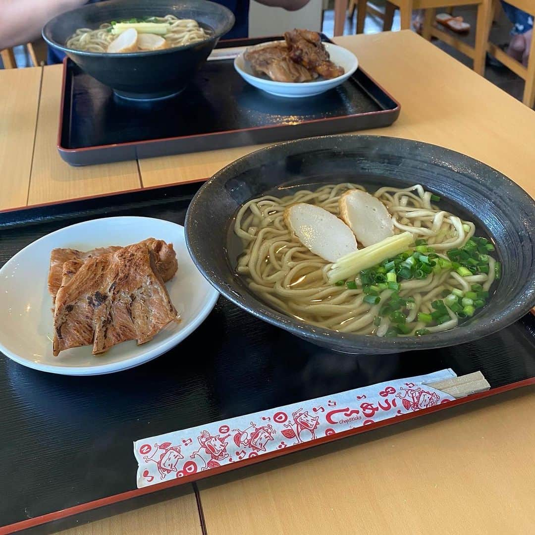 福見真紀さんのインスタグラム写真 - (福見真紀Instagram)「沖縄で食べたもの🍣🍔🍖🍜  ◼︎1-5枚目 #鮨つむぎ 🍣 つまみが7品に握りが16貫くらい出てきて大満足！！ 沖縄にたくさんお鮨屋さんができて嬉しいなぁ🥰  ◼︎6枚目 #warrensplace 🍔 今まで食べた中で一番のハンバーガーでした🥇 とにかくパティが肉肉しくて肉汁が👏  ◼︎7-8枚目 #抱瓶 🍻 沖縄に行ったら毎回行く沖縄料理居酒屋🍻 中でもラフテーとソーキがおすすめ🙋‍♀️  ◼︎9枚目 #麺家丸翔 🍜 あっさりスープでマリンスポーツの後に染みた🥺🥺  #沖縄旅行 #沖縄グルメ」10月2日 17時50分 - mak1ch1