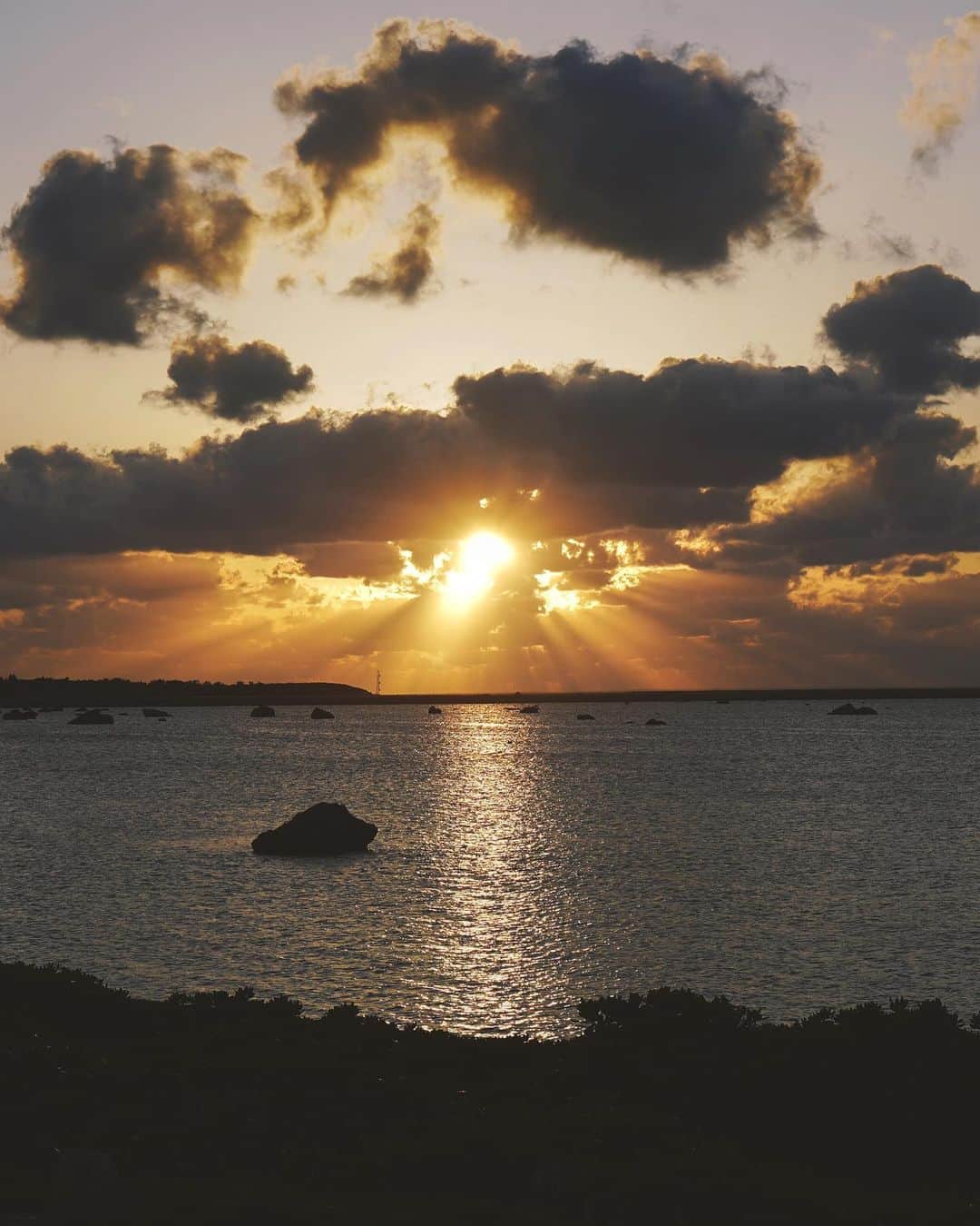 RUBYのインスタグラム：「grounding memory 🧘🏽‍♀️🌅  #サーターアンダギーが食べたい」