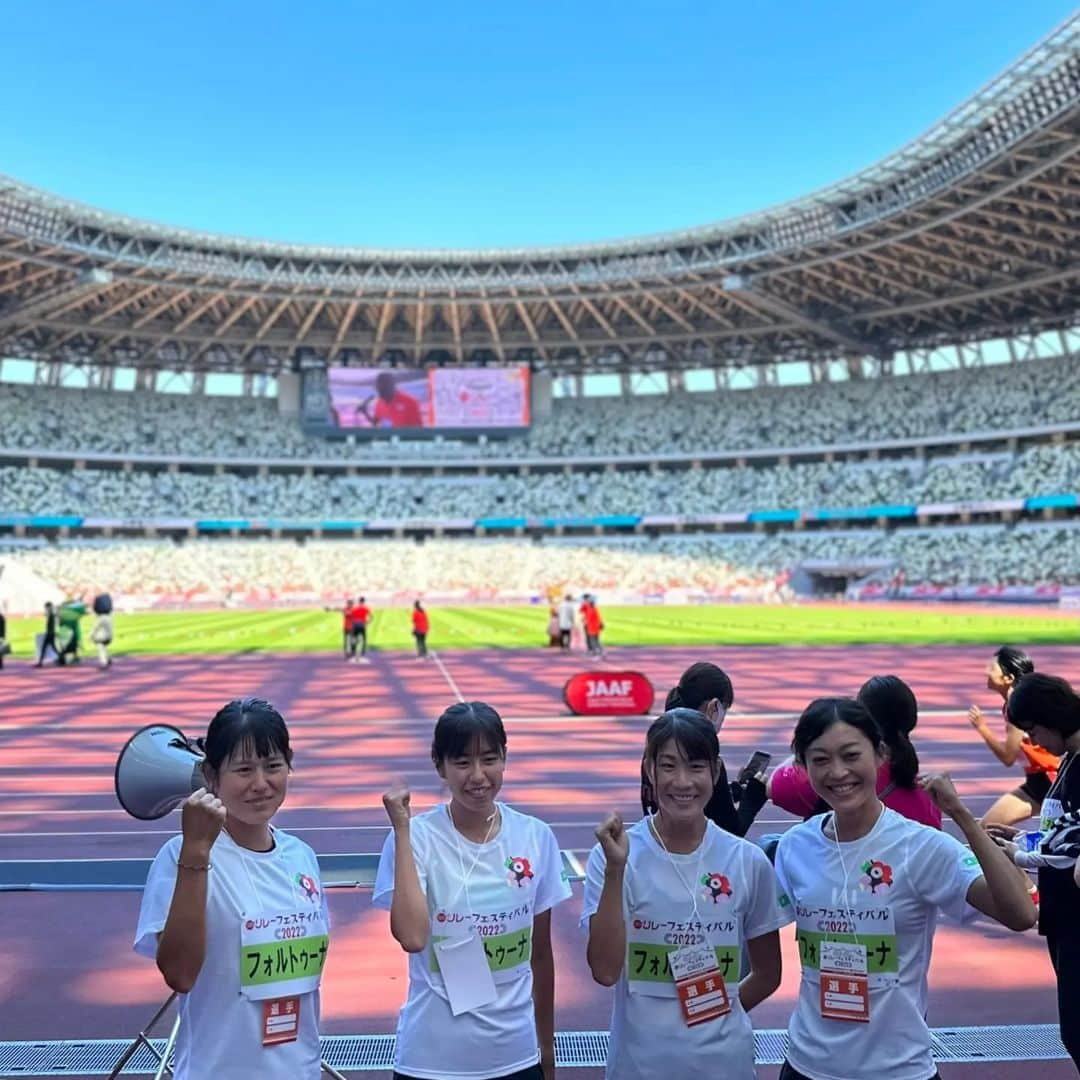 岡田久美子のインスタグラム：「今日は新国立競技場でリレーフェスティバルでした✨🏃  10年ぶりくらいの国立、また東京オリンピックも札幌だったため、足を踏み入れた今日とても感動しました🥲  女子チームで競歩でのバトンパス、新鮮でした😆  普通に周りのチームも速くて負けましたが笑、楽しいイベントになりました🙋 少しでも競歩を知って頂けたら嬉しいです👏  📷:@maruo_satoshi  #リレーフェスティバル #リレフェス #jaaf  #陸上 #競歩」