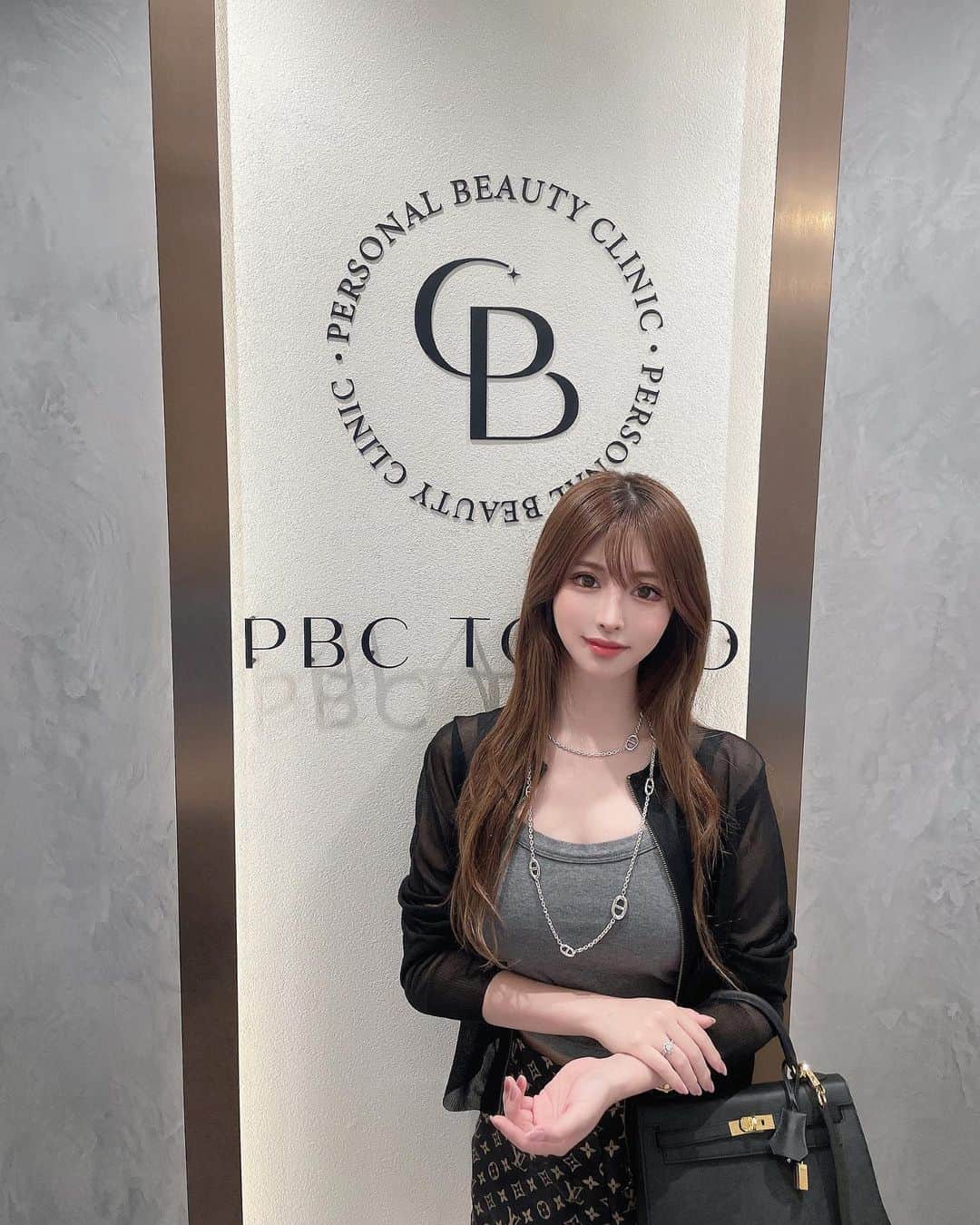 藤咲めいのインスタグラム：「銀座一丁目に先週オープンしたpersonal beauty clinic PBC TOKYOへ行ってきたよ😚🌈  ビルも分かりやすいし、内装が清潔感あって綺麗過ぎた✨ 顔バレしたくない方用にお手洗い付きVIP ルームもあったよ🥰  涙袋と、ほうれい線の微調整と 上唇に少しヒアルロン酸を入れてきました💕   種類はジュビダーム、全部で0.8cc使用🌈 余ったジュビダームは半年感保管してもらえます😌♪  施術してくれた先生はヒアルロン酸が上手な美人女医、波多野先生🥰  私の顔に似合うように色々アドバイスを下さって、皮膚の薄さも考慮して微調整してもらったので本当にナチュラルで気に入ってる🥺✨  次はポテンツァと人中ボトックス気になってる🫣❤️  PBC TOKYOでは婦人科形成や医療脱毛、脂肪吸引や二重整形などあらゆる施術が可能なので是非ホームページをご覧ください🙇‍♀️💖  場所は銀座一丁目駅から徒歩1分 銀座駅からは徒歩6分  東京都中央区銀座1-6-11 土志田ビルディング2F 11:00〜20:00 ☎️03-6204-4800  ビルの写真も最後に載せてるよ🌱  #美容クリニック #pr #銀座 #銀座クリニック #ヒアルロン酸 #唇ヒアルロン酸 #ほうれい線 #涙袋 #クリニック #美容 #beauty」