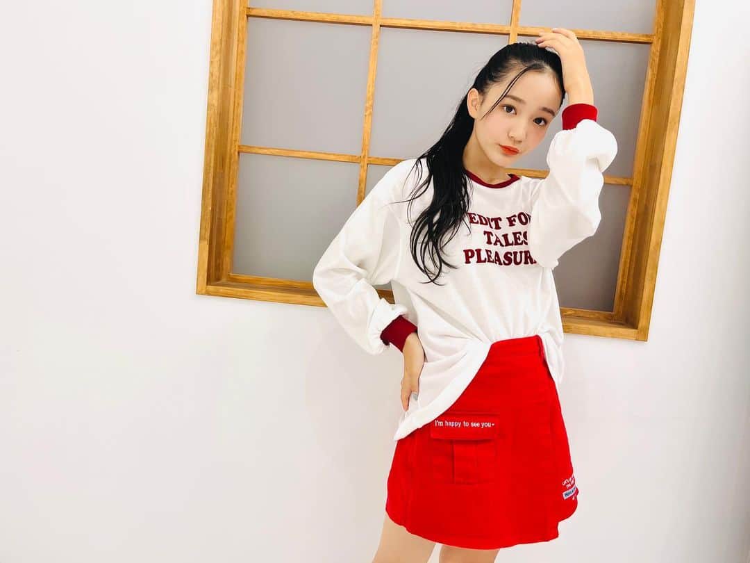 ニコ☆プチのインスタグラム：「🍒💋👠🌹🍫❤️  この日は赤の気分だったんだって🤭❣️  最近背がのびまくりのサナ私服🍒❤️  #石原咲奈」