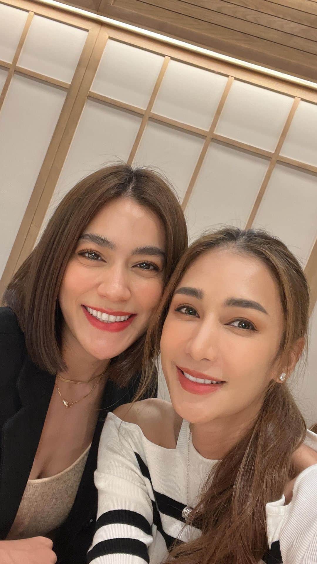 キンバリー・アン・ウォーテマス・ティアムシリのインスタグラム：「Live promotion @kimberlite_official  พิเศษ!! วันนี้วันเดียวน๊า!!!✨  1 กล่อง 699  ซื้อ 2 กล่อง 1,398  แถม กะบอกเชค  1 ชิ้น  สั่งซื้อ @kimberlite」