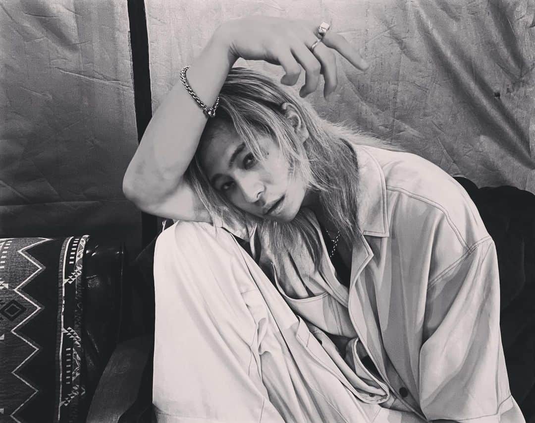 のインスタグラム：「1ヶ月後に歳をとるらしいから、お誕生日会とかしてみたいかもっ するって言ったら来てくれるよって人？(இ﹏இ`｡) 最近夜めちゃ寒いから、体調気を付けてねっ  （コメント返しますますます(*´艸`*)  #ウルフカット#メンズヘア  #허쉬컷 #염색 #머리스타그램 #finder  #instalike  #portraitphotography  #portrait#jpphotography  #instagood #photooftheday #お誕生日会」