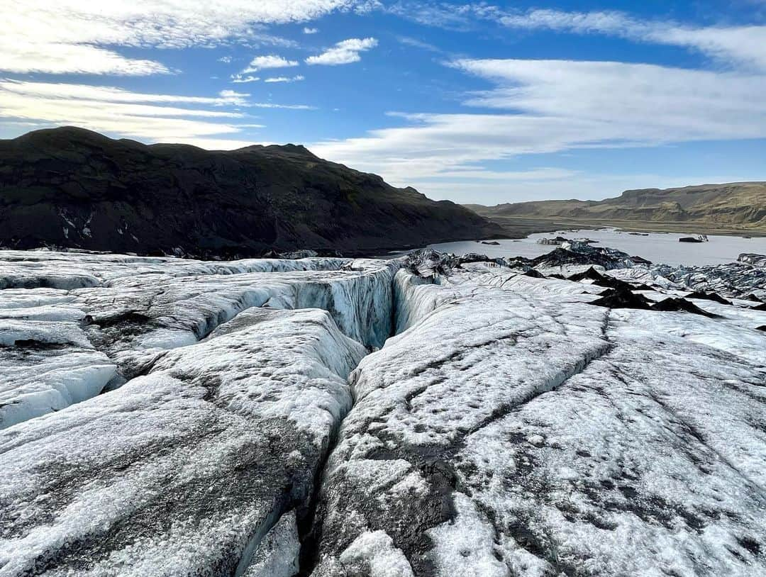 鈴木貴之さんのインスタグラム写真 - (鈴木貴之Instagram)「I had an amazing road trip for a week with my best and oldest friend @robinlewisphotography in @iceland .  Slept in a van and woke up in nature. Every place we went was epic and breathtaking.  ⁡ Thank you stars for guiding us when it was dark.  Thank you sun for giving us warm energy when it was cold.  Thank you rain for washing all the bad energy away.  Thank you rainbow for putting a smile on our faces. Thank you glacier for reminding us of the fierceness of nature.  Thank you wind for humming out loud in the middle of the night and shaking our van!! ⁡ I am grateful for my health. For one step after the other, having the strength and opportunity to bask in this beautiful Icelandic nature. I hope we can preserve this nature for our children, grandchildren, and great grandchildren. ⁡ #iceland #mothernature #catchmeifyoucan  #vanlife  ⁡🏔🇮🇸🙏🏻🚐 💨」10月2日 19時04分 - takayuki_suzuki90