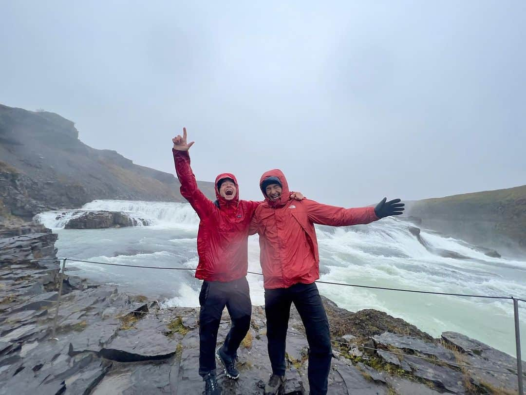 鈴木貴之さんのインスタグラム写真 - (鈴木貴之Instagram)「I had an amazing road trip for a week with my best and oldest friend @robinlewisphotography in @iceland .  Slept in a van and woke up in nature. Every place we went was epic and breathtaking.  ⁡ Thank you stars for guiding us when it was dark.  Thank you sun for giving us warm energy when it was cold.  Thank you rain for washing all the bad energy away.  Thank you rainbow for putting a smile on our faces. Thank you glacier for reminding us of the fierceness of nature.  Thank you wind for humming out loud in the middle of the night and shaking our van!! ⁡ I am grateful for my health. For one step after the other, having the strength and opportunity to bask in this beautiful Icelandic nature. I hope we can preserve this nature for our children, grandchildren, and great grandchildren. ⁡ #iceland #mothernature #catchmeifyoucan  #vanlife  ⁡🏔🇮🇸🙏🏻🚐 💨」10月2日 19時04分 - takayuki_suzuki90