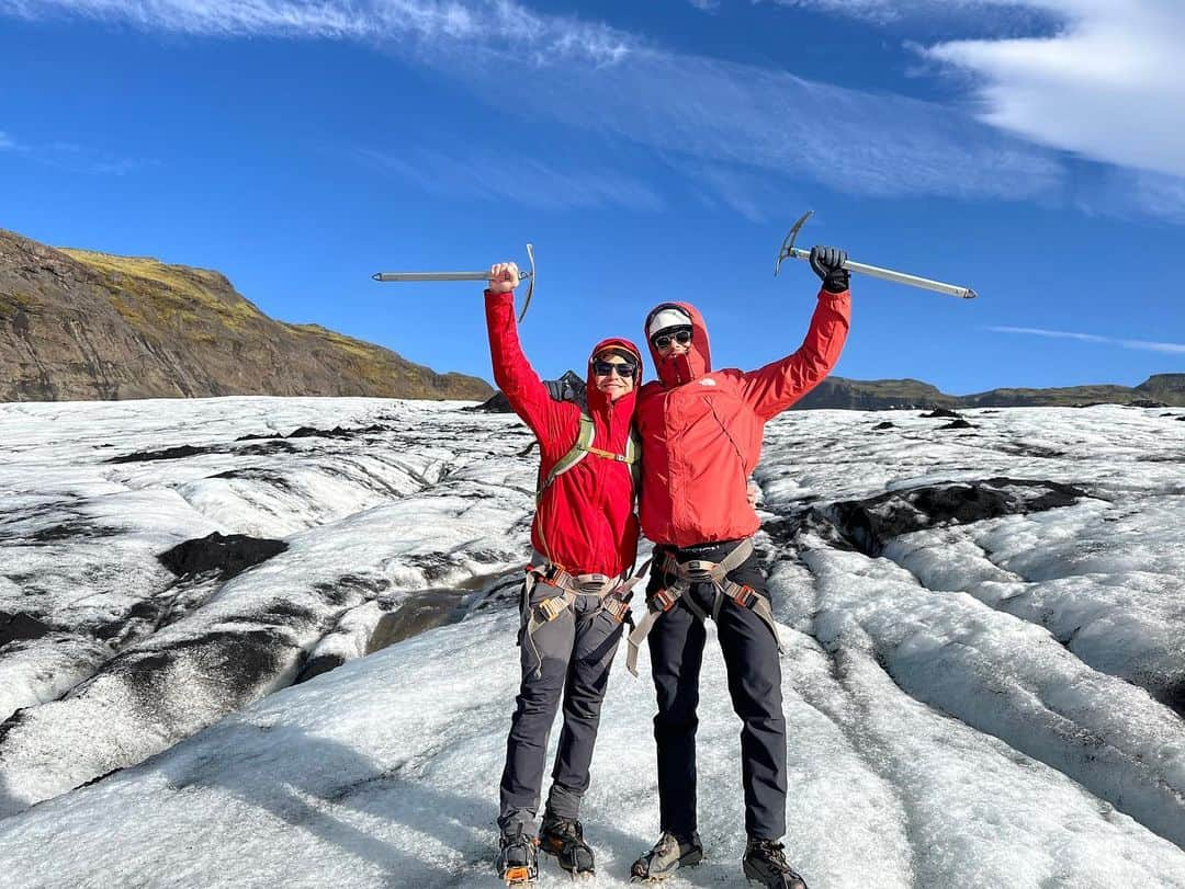 鈴木貴之のインスタグラム：「I had an amazing road trip for a week with my best and oldest friend @robinlewisphotography in @iceland .  Slept in a van and woke up in nature. Every place we went was epic and breathtaking.  ⁡ Thank you stars for guiding us when it was dark.  Thank you sun for giving us warm energy when it was cold.  Thank you rain for washing all the bad energy away.  Thank you rainbow for putting a smile on our faces. Thank you glacier for reminding us of the fierceness of nature.  Thank you wind for humming out loud in the middle of the night and shaking our van!! ⁡ I am grateful for my health. For one step after the other, having the strength and opportunity to bask in this beautiful Icelandic nature. I hope we can preserve this nature for our children, grandchildren, and great grandchildren. ⁡ #iceland #mothernature #catchmeifyoucan  #vanlife  ⁡🏔🇮🇸🙏🏻🚐 💨」