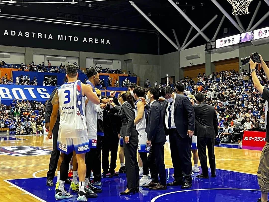 川辺泰三のインスタグラム：「B1という新しい舞台で今シーズンが開幕しました！ 昨日、今日とロボッツさん相手の開幕戦を2連勝し、選手達が本当に良くやってくれたと思います。 各チームまだチームビルドの時期ですが日々成長し目標達成出来るように最善を尽くします。 皆さん、今シーズンも一緒に戦いましょう！#FE名古屋」