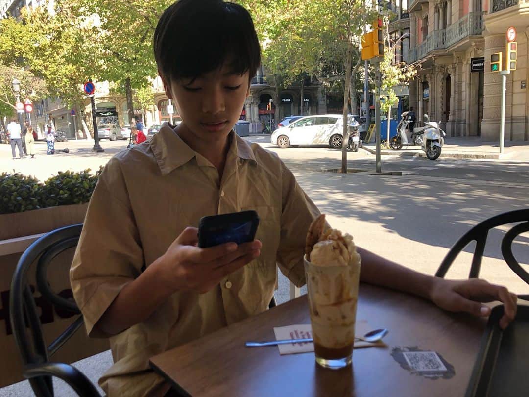 石塚啓次のインスタグラム：「日曜日の朝からパフェ食べる息子かビール飲む俺　どっちがアカンかな？って話を息子と話しあってます平和な日曜日やね！  #石塚啓次 #YouTube #宵宵祇園  #yoiyoigion  #ブエナビスタデポルテ #buenavistadeporte #バルセロナ」