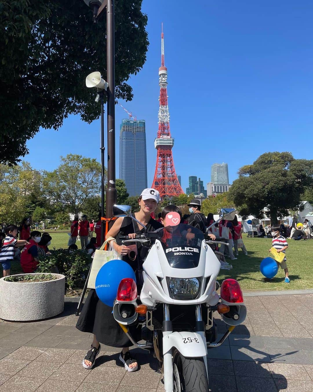 麻生裕子さんのインスタグラム写真 - (麻生裕子Instagram)「パパとお兄ちゃんがサッカーの試合に行ってる間、次男くんを連れて防災イベントへ❤️  はしご車の高さが凄かった。 抽選当たらなくて残念ながら乗れなかった🥲  ちびっ子のコスプレってなんでこんなに可愛いのか。  #今日の日差し強すぎない？」10月2日 19時26分 - yukoasoh