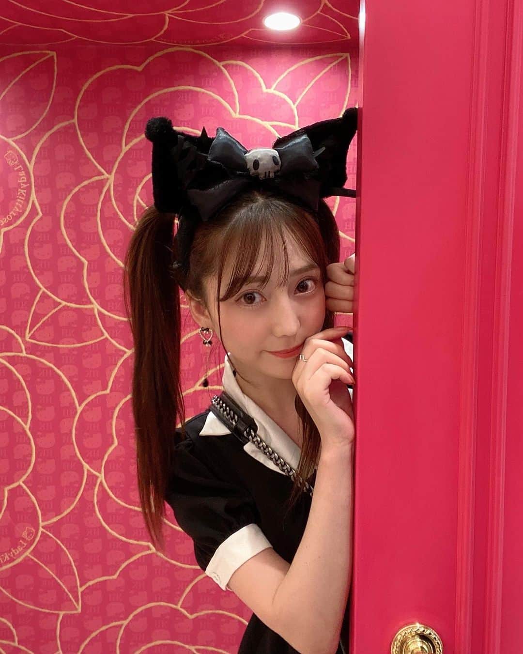 堀尾実咲のインスタグラム：「ピューロランド行ってきたよ💖  今回はハロウィンの季節だから 推し(こぎみゅん)は一旦置いておいてw クロミちゃんにしました！ (黒だからなんかハロウィンぽいなっていう安易な理由🦇w  最後の写真笑い過ぎて顎しゃくれちゃった草👶  #sanrio #sanriopuroland #sanriojapan #kuromi #halloween #halloweencostume #サンリオ #サンリオピューロランド #サンリオコーデ #サンリオカチューシャ #クロミコーデ #クロミ #クロミちゃん #地雷 #地雷系女子 #地雷コーデ #ツインテール #ハロウィン #ハロウィンコスプレ」
