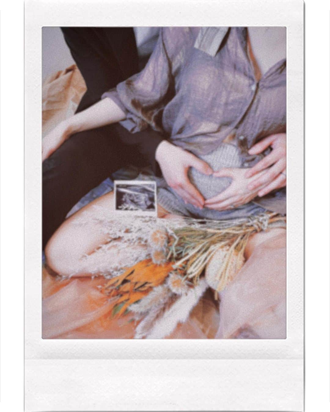 畑有里紗さんのインスタグラム写真 - (畑有里紗Instagram)「妊娠がわかったちょうど一年前。 こんなに嬉しい日はないってくらい夫婦で喜び合った日 人生で絶対忘れない日だと思う。  出産報告の投稿でちらっと不妊治療についてふれたとき 本当にたくさんの方からDMをいただきました。 8年近くインスタをやってるけど今までで一番多かった数で、今でもその件についてDMいただくことがあり、同じような状況の方や経験された方がたくさんいて共感する部分が多くありました。  私は生理の周期が少し乱れていることもあり、ピルを2年飲んでいて、その病院がたまたま不妊治療に力を入れている病院で赤ちゃんが欲しいタイミングが来たらゆってね〜と先生から言われたのがきっかけで、夫婦でなんとなくタイミングを話し合っていたのでそのまま通院することにし結婚2年を過ぎたあたりから妊活をスタート。  ブライダルチェック、妊活をはじめてからの検査でも2人とも何も問題なく、排卵のタイミングもちゃんと見てもらえるしそのうち出来るかな〜と思っていましたがなかなか出来ず。 一つずつクリアにしていきましょうと追加で検査をしたりその後ゴールデンタイムだと言われている半年の期間も気が付けば過ぎていて、、年齢や相性、個々の検査結果を見ても先生にもなんでだろう〜と言われ落ち込んだことも。  昔から本当に子供が大好きで、カップルの頃からそのような未来を想像し二人で話すこともあったので、妊活でつまずき始めてからは子供を授かれない身体だったらどうしようとマイナス思考になったりちょうど年齢的にもラッシュで焦りを感じてしまったり、、そんな自分が嫌になった時期もありました。  自然妊娠が見込まれる場合でも通って1年以内に妊娠を目指して治療してくださる病院で数々の薬や注射もステップアップも試しました。 月6〜7回病院に通っていた1年は本当に辛くて一周期ごとに飲み薬や膣剤、テープなど薬のオンパレード、何種類かの注射、血液検査も数回あり、薬の副作用で体調が優れないことや卵巣が腫れたり腹水が溜まってしまったりすることもあったし、当時は保険適用ではなく家賃などの固定費よりも高くなる月も、、  普段かなりポジティブな方だと思うけど、ちょうどほとんどが緊急事態宣言だった時で旅行したりストレス発散もあまり出来ない時期で深く考え込まないにしたくても3〜4日に1回のペースで病院に行く生活でどうしても意識してしまい、いつ授かれるかという保証がないだけに、努力だけではどうにもならないからこそ不安も大きく、落ち込むことも多かったな。たった一年だけど私には本当に長い時間でした。 自分達で妊活を始めずいきなり病院通いをしてしまったのも今考えたら多少ストレスにはなっていたかも。  でも、辛い治療の中唯一救われたのが 夫婦の仲は全く悪くならなかったこと。 どんな状況も隣で支えてくれ感情を一緒に共有できたこと。 そこはすごく大きかったな。泣  もし子供が出来たら次夫婦2人で過ごすのは 子供が成人し手が離れた頃でもう50、60代。 今しかない2人の時間を大切にしながら行きたいところにはたくさん行ってやりたいことはたくさん挑戦して何でも出来るこの時間を楽しく過ごせたほうが良くない？という友人の言葉にかなり救われ、本当にその通りだなと😢 それぞれのタイミングでいつか来てくれると信じて頑張れるきっかけになったと思います。  やっぱりどこかで結婚→子供というような流れがなんだか当たり前のようになっている世間の目があったり、そろそろ考えてたりする〜？子供はまだ〜？という言葉が悪気がないとわかっていても当時の自分には刺さってしまうこともあって、、どんだけ子供が欲しくてもできない夫婦もいて、望んでいる誰もが妊娠出来るわけでもなく、妊娠し無事育ち出産誕生まで迎えられることが当たり前でなく本当に奇跡だなと。  私なんか比べ物にならないくらい辛い治療や何年も通っている方もいるだろうし、期間的には恵まれてる方だと言われるかもしれないですが、体験しないとわからなかったなと思うこと、実感したことが本当にたくさんあって、、 当時話していたのも定期的に会えていたほんの数人だけで 私自身このような内容をリアルタイムで発信することや、産まれてからも発信する予定は全くなかったのですが、私の出産投稿を見て治療頑張ろうと思いました！心が折れかけていたけど勇気を貰いました！というお言葉を多くいただいて、ほんの少しでも誰かのお力になれることはないかな？と思い、今回このような内容を書いてみることにしました。  最終的にどう授かったのか聞いていただくこともあるのですが、人それぞれ身体も違うのでそれが絶対正しい情報ではないし子供の立場もあるので書くことは避けようと思います。  一人一人の方にdmを直接お返しすることができず 本当に申し訳ない気持ちもありますが、、 フォロワー様の方々が、それぞれの夫婦の形で一緒に力を合わせて乗り越え、納得のいく選択ができますように、同じように治療を頑張っている方々に幸せが訪れますように、心から願っています🕊 たくさん息抜きもしてたまには自分を甘やかして楽しい日を過ごせますように。  #妊娠#不妊治療#不妊治療からの妊娠#妊娠記録#不妊治療記録#第一子妊娠」10月2日 19時38分 - arii_m36