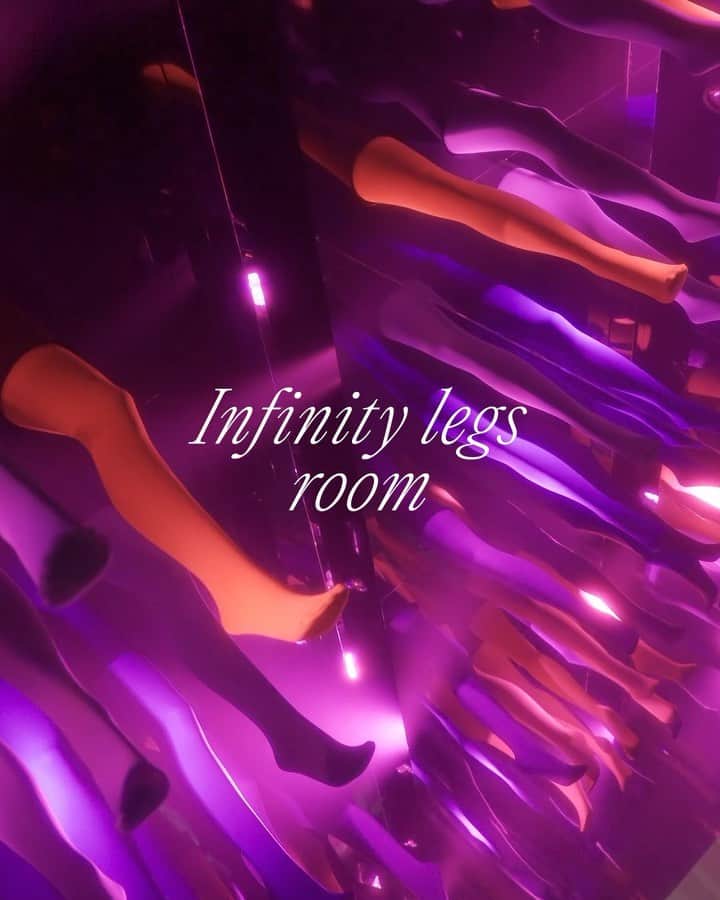 のインスタグラム：「CALZEDOMANIA | Infinity Legs Room 💫  #calzedomania」