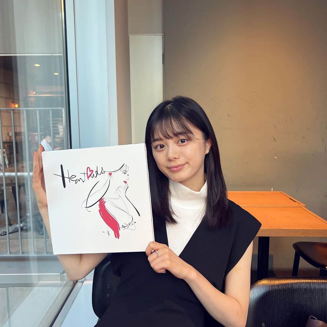 紺野彩夏のインスタグラム：「谷本ヨーコさんに、すてきな絵を描いていただきました☺︎ #HeartBuds #ハートのイヤホン」