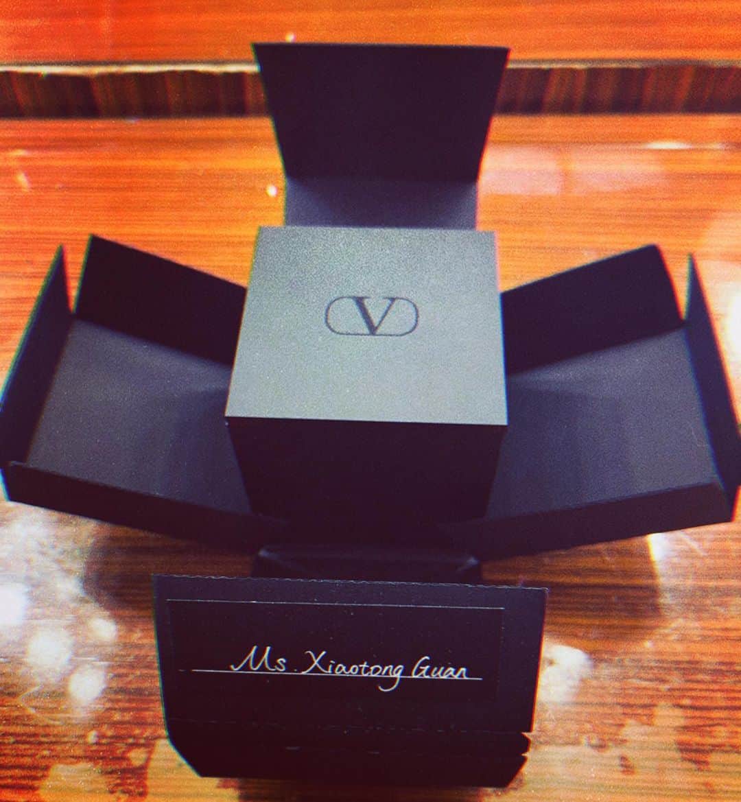 クアン・シャオトン（Guan Xiaotong）のインスタグラム：「Stay tuned for the #UnboxingValentino SS23 fashion show tonight!   @maisonvalentino @pppiccioli」