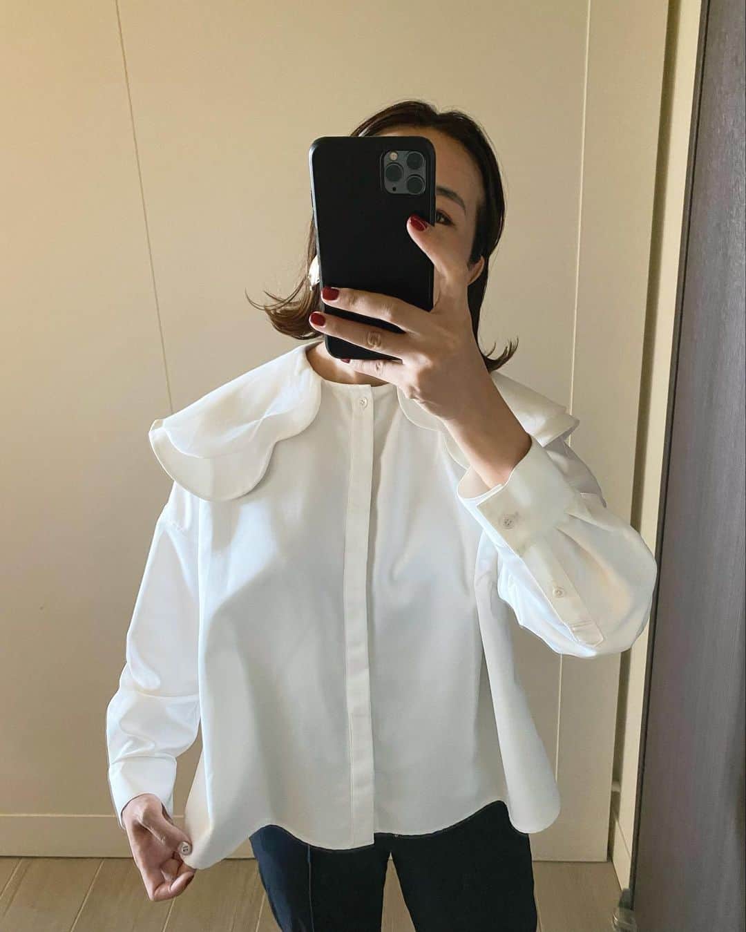 Mai Wakimizuのインスタグラム：「hotelでのdinner用に新作のブラウスを持って来ました♡肩からスカラップの羽が生えてるような襟のブラウス。オーガンジーとの2層になってるの♡割とフォーマルな生地なのに、この上から抱っこ紐をしてもほとんどシワにならずで改めて感動のブラウスでした♡ #wakkinstyle#ootd#coordinate tops:#linkable @linkable_official(神戸popup先行発売予定)」