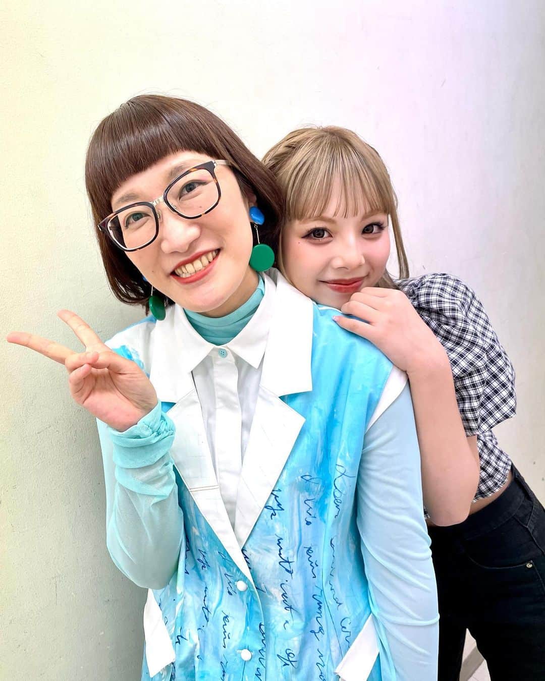 松浦志穂のインスタグラム：「ついにこんな日がやって来た。 あいさちゃんは14歳で、あいさちゃんのお母さんより私年上だった、、そっかぁ、、もう中学生の子供いてもおかしくないかぁ、、 よくTVで「えぇ？私お母さんと同い年？」「私お母さんより年上？！私あなた産んでてもおかしくないんだぁ！」なんて言ってる芸能人の人見てたけど今日突然その時がやって来てけっこう衝撃受けて大きい声出したなぁ、、 てかあいさちゃん14歳っ！？！  #オルガン坂生徒会  #あいさちゃん最近部屋の間取りと家賃見るの好きって言ってた #家賃と間取り見る14歳 #2枚目はお母さんのギャルピース #衝撃」