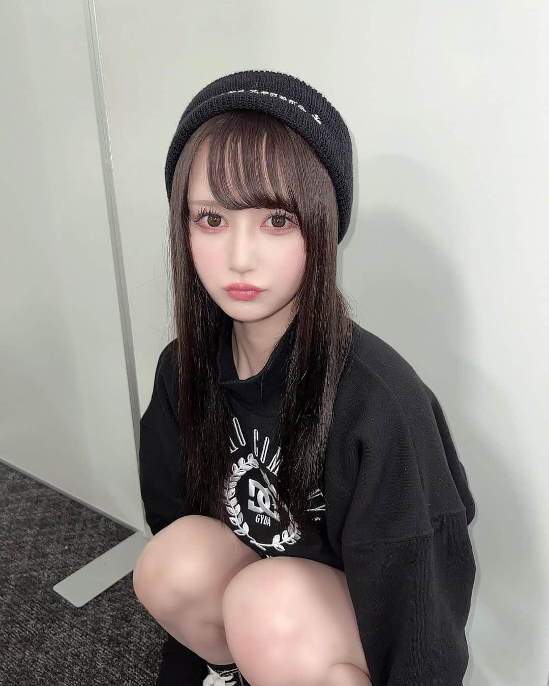 山本望叶のインスタグラム：「まっくろ🖤  #ootd #code #コーデ #ブラックコーデ #ニット帽 #chromehearts  #クロムハーツ #gyda #emoda #ニット帽前後逆に被ってるのわざとです」