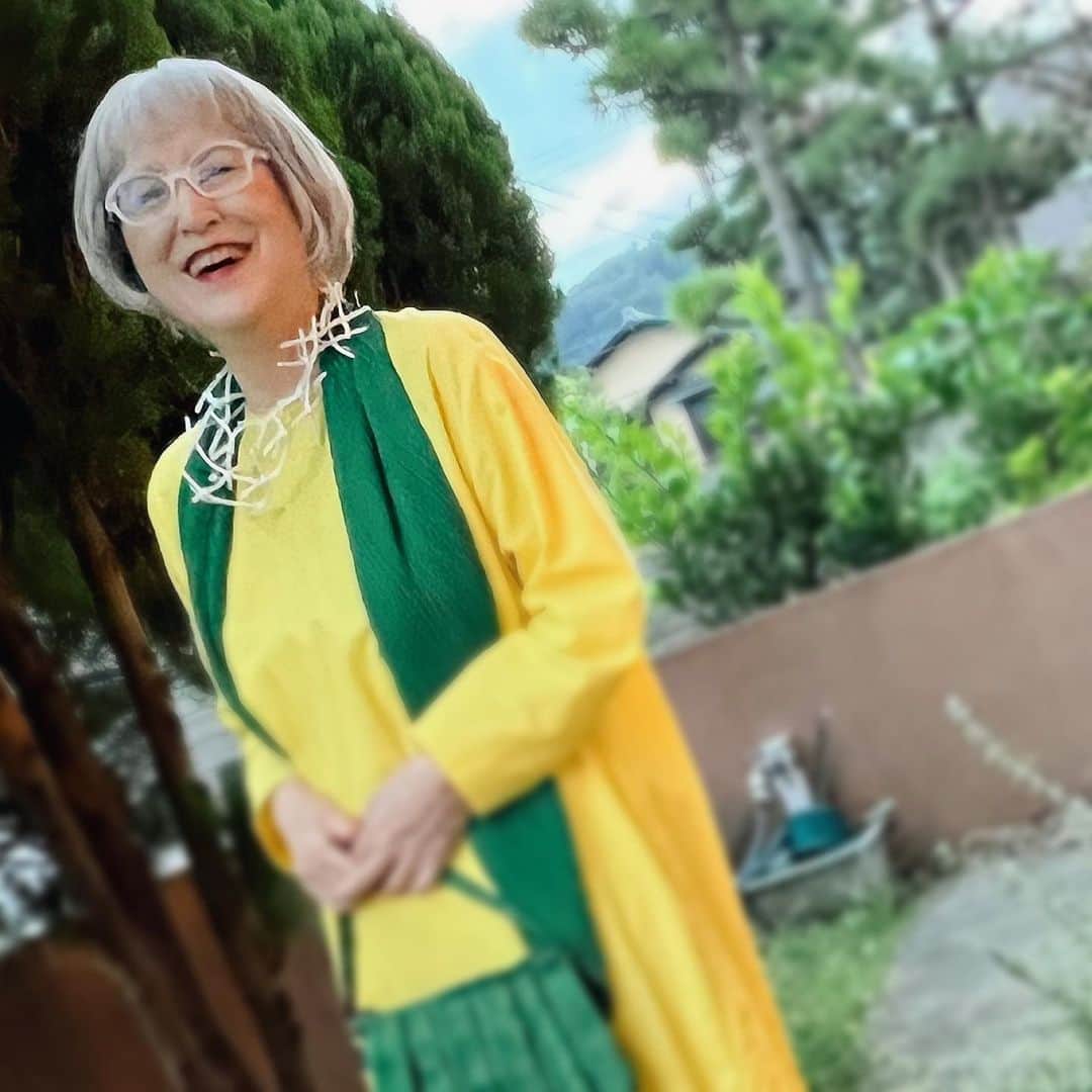 角野栄子さんのインスタグラム写真 - (角野栄子Instagram)「黄色いワンピースに緑のショール、緑のバッグ。ネックレスは、白で鳥の巣みたいな変わった形。 黄色は、このところお気に入り。 「もっと黄色コーデを考えて！」と、娘に言ったら、 「じゃ、次回はピンクづくしで行こう！」って、答えが返ってきた。 会話が全く噛み合ってない。 色もそれぞれ、人もそれぞれ。 ま、いいか。どう出てくるか、待ってみよう。  I am wearing a yellow dress with a green shawl, and a green bag.  The necklace is white and has a strange shape like a bird's nest. Yellow is my favorite color these days. When I said to my daughter, "Think of more yellow coordinates," she replied, "Well, let's go with all pink next time." We’re not on the same page.  Colors are different for each person.  People are also different. Anyway.  I'll see how it goes for a while.   #魔女の宅急便 #魔法のクローゼット #ワンピース好き #ワンピースコーデ #80代ファッション #70代ファッション #カラフルコーデ #kikisdeliveryservice #over80style」10月2日 20時33分 - eiko.kadono