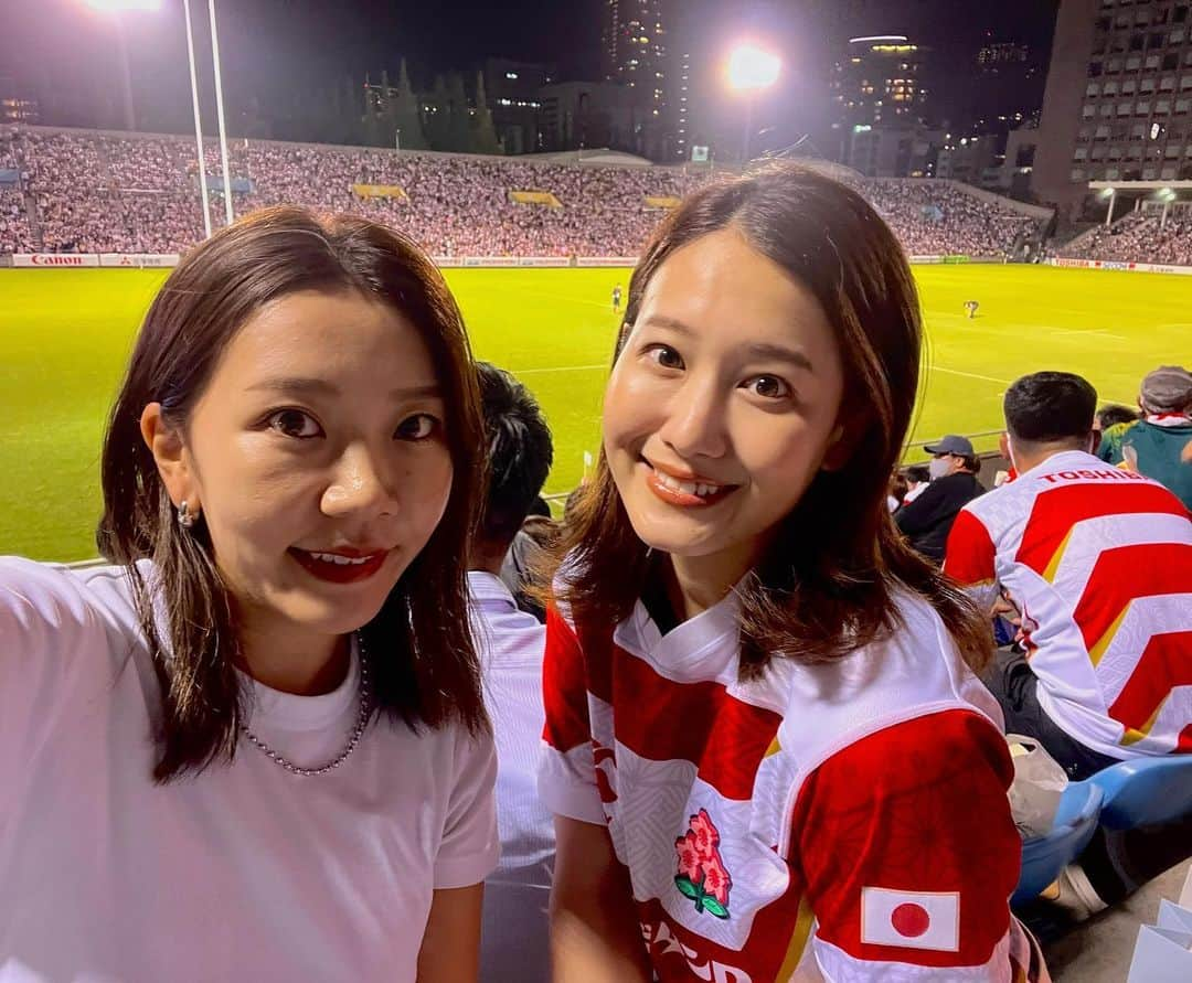 須貝茉彩のインスタグラム：「. 【JAPAN XV vs AUSTRALIA A】🌸🦘  行きの電車で気づいたのだけど 私たちワラビーズのジャージ着て来れば良かったね、と。 1stと2nd持ってたのに🥹 （今気づいた。マフラーとキャップも持ってる🦘笑） 何故持っていかなかったのだ。。  ただ！ とにかく推しの中尾くんのプレーが見れて良かった👏 東芝1年目の ルーキーインタビューが懐かしくなりました✨  #ラグビー日本代表 #ワラビーズ #まやラグ🏉  #須貝茉彩」